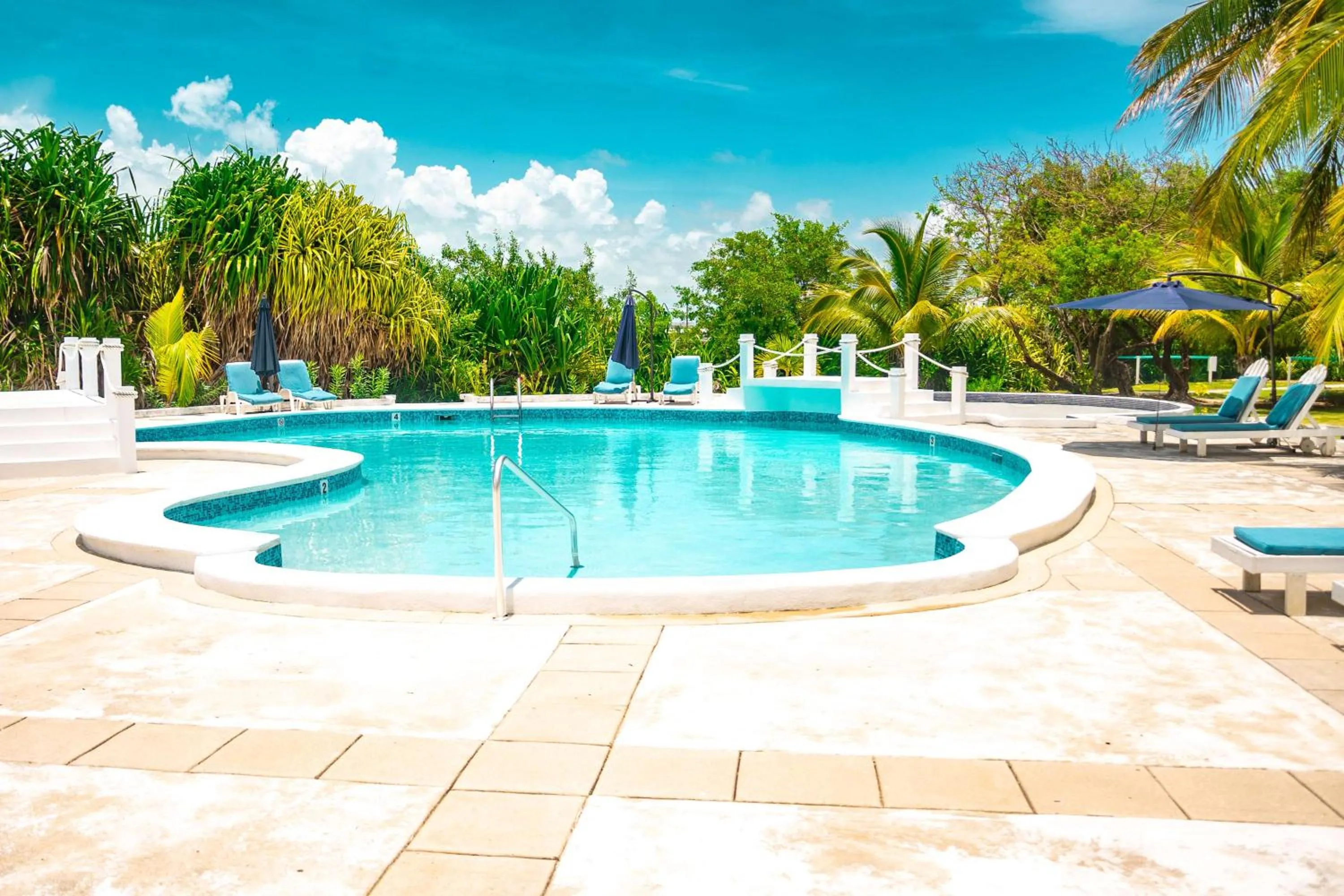 Pool view in Best Western Grand Baymen Gardens