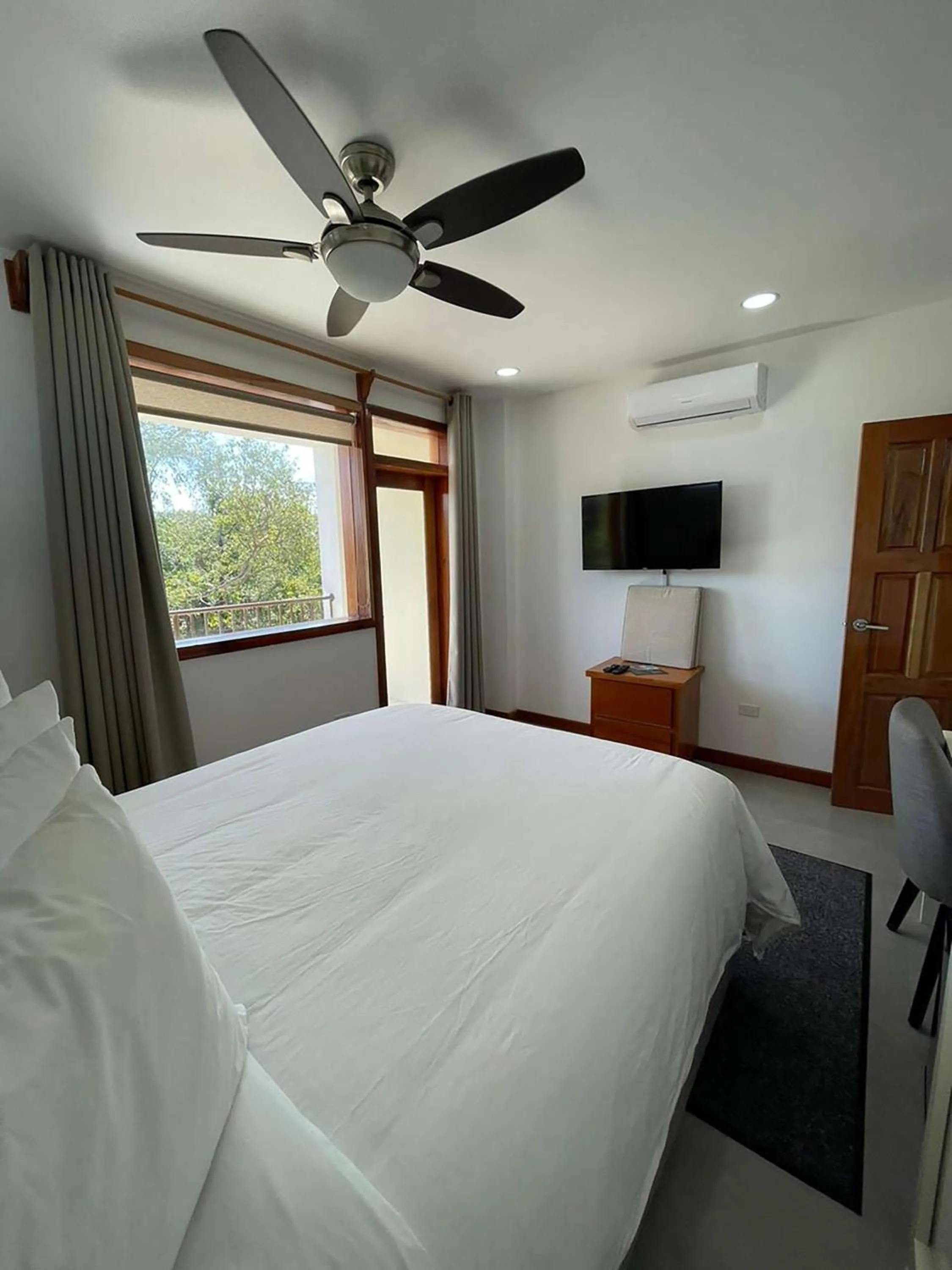 Bedroom, Bed in Best Western Grand Baymen Gardens