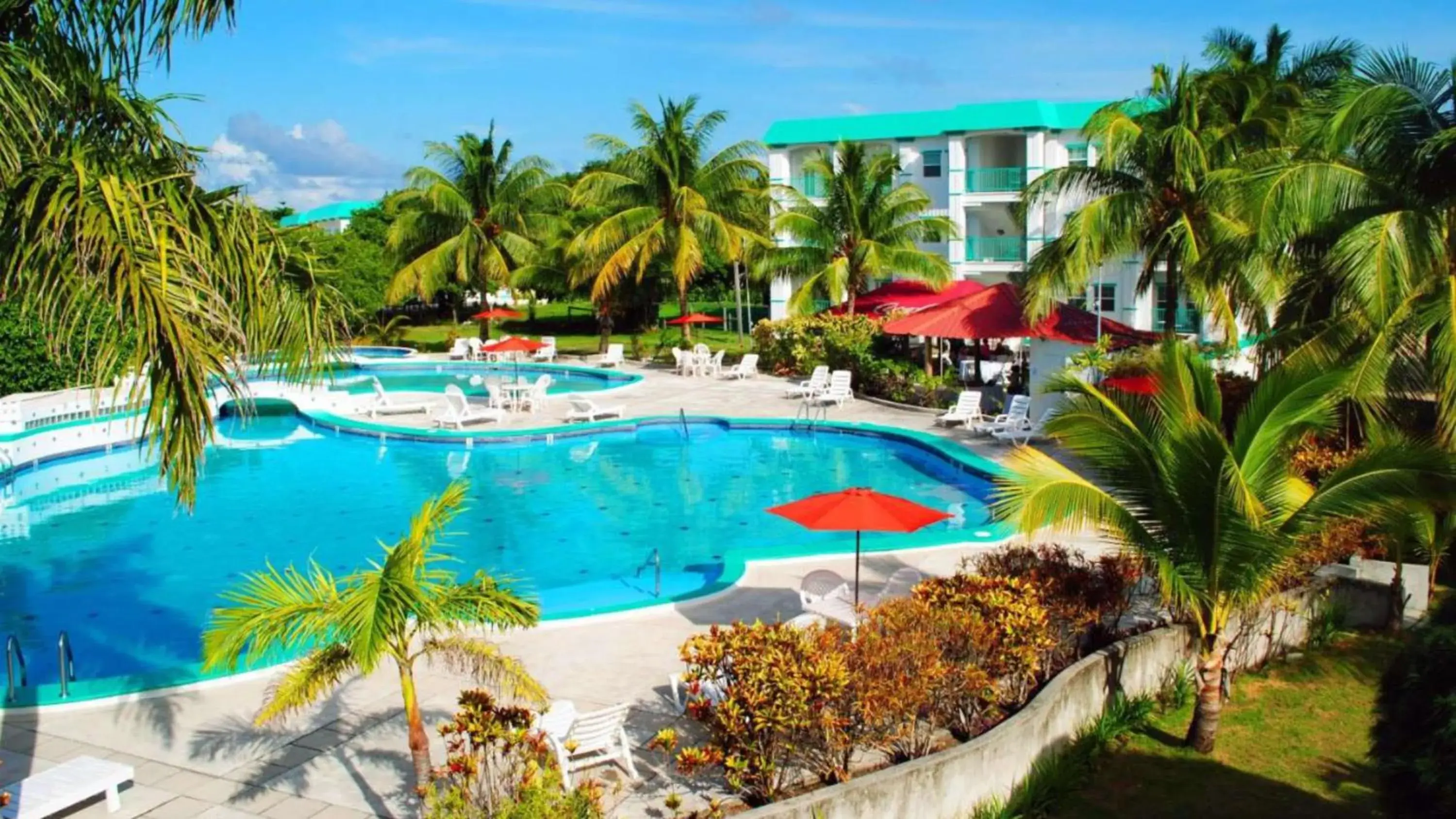 Pool view in Best Western Grand Baymen Gardens Pool view in Best Western Grand Baymen Gardens