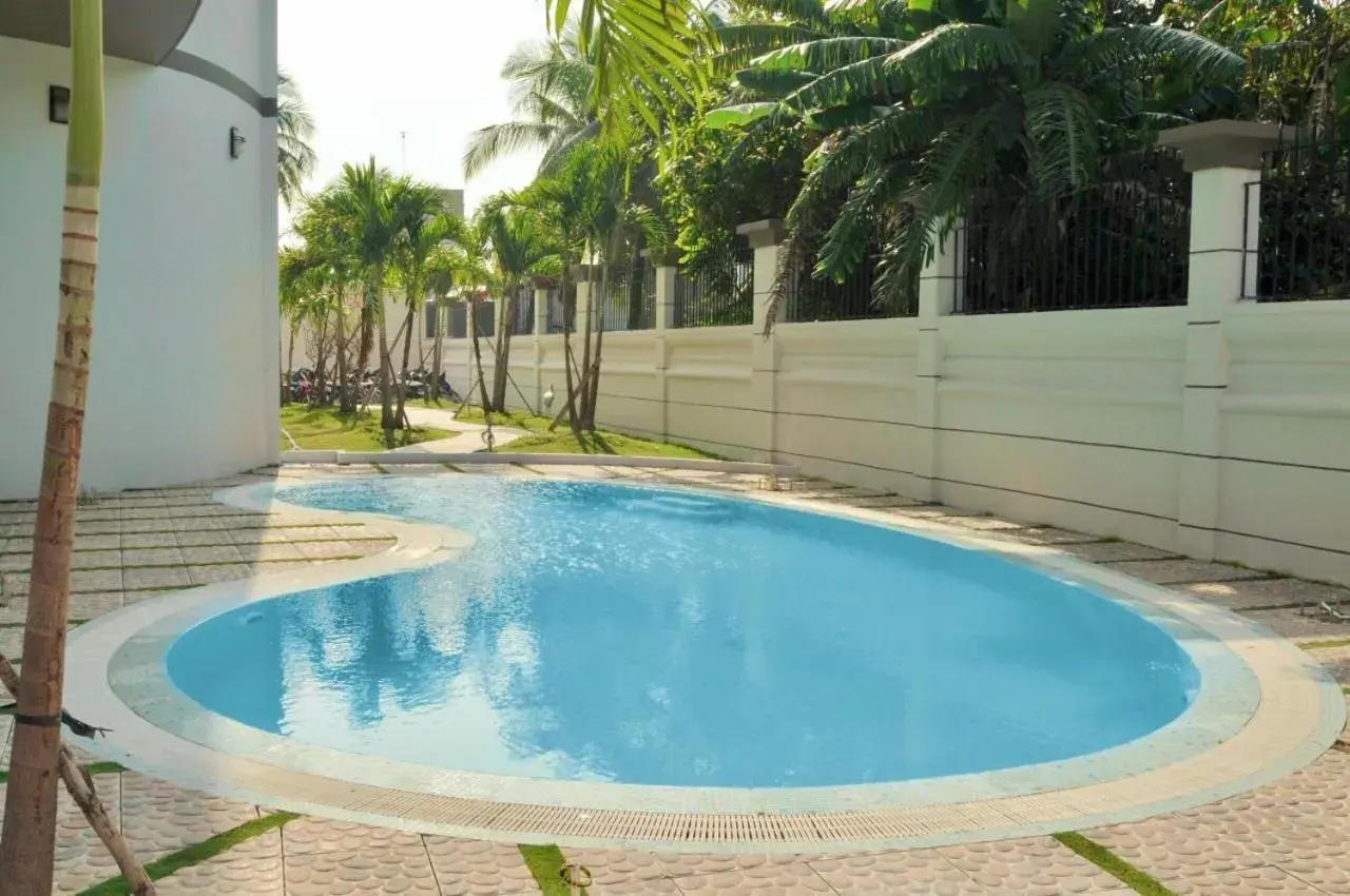 Pool view in Hoa Binh 1 Hotel Pool view in Hoa Binh 1 Hotel