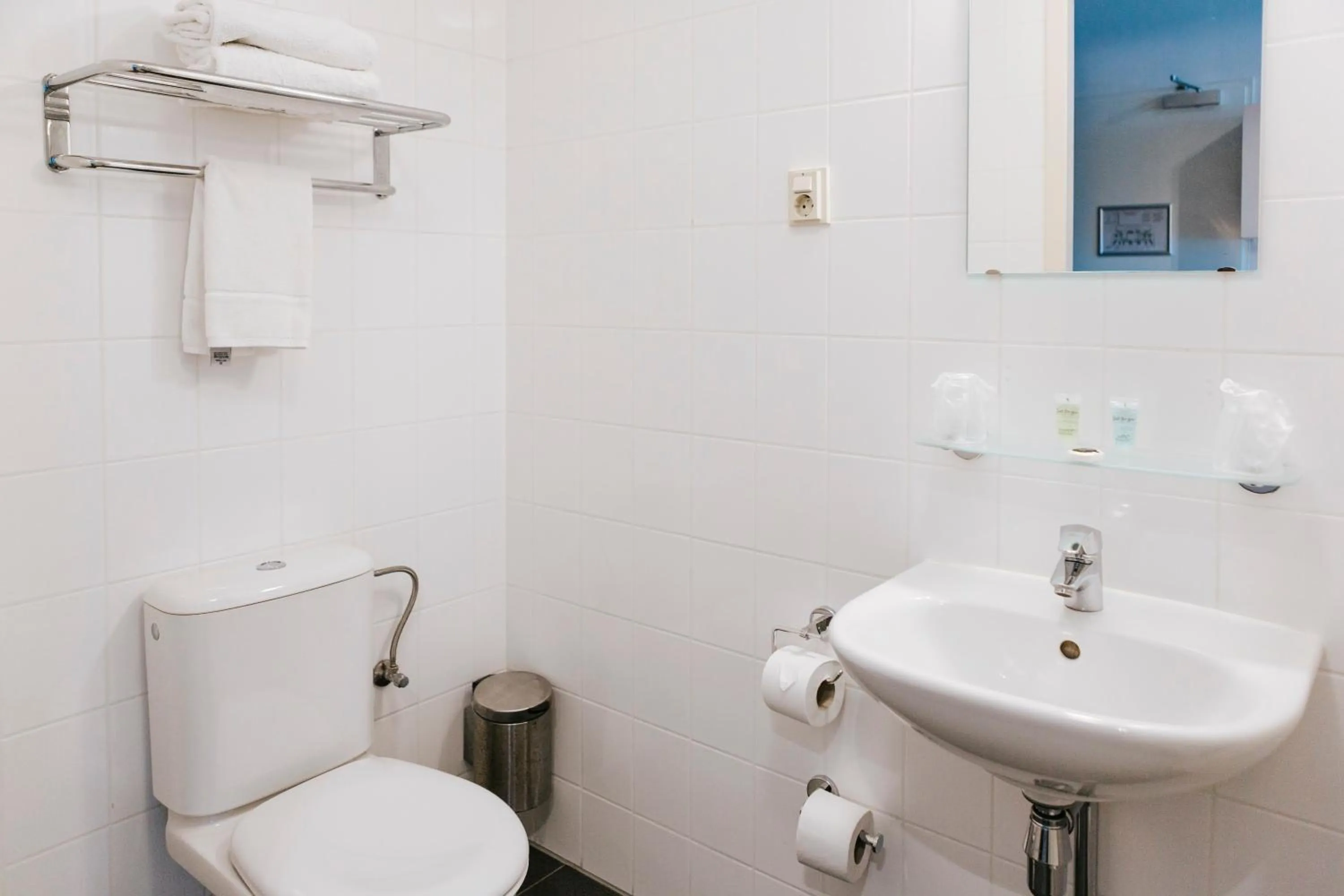 Bathroom in The Hague Teleport Hotel - Free Parking
