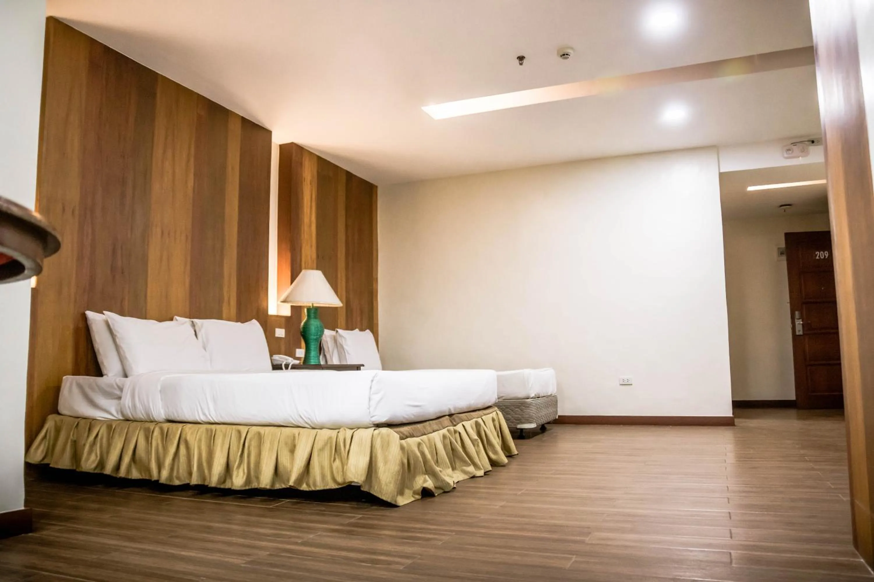 Bedroom, Bed in La Fiesta Hotel