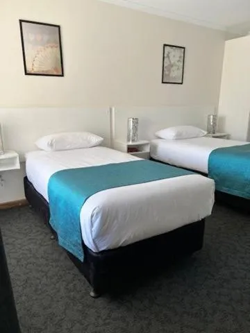 Bed in Keith Motor Inn