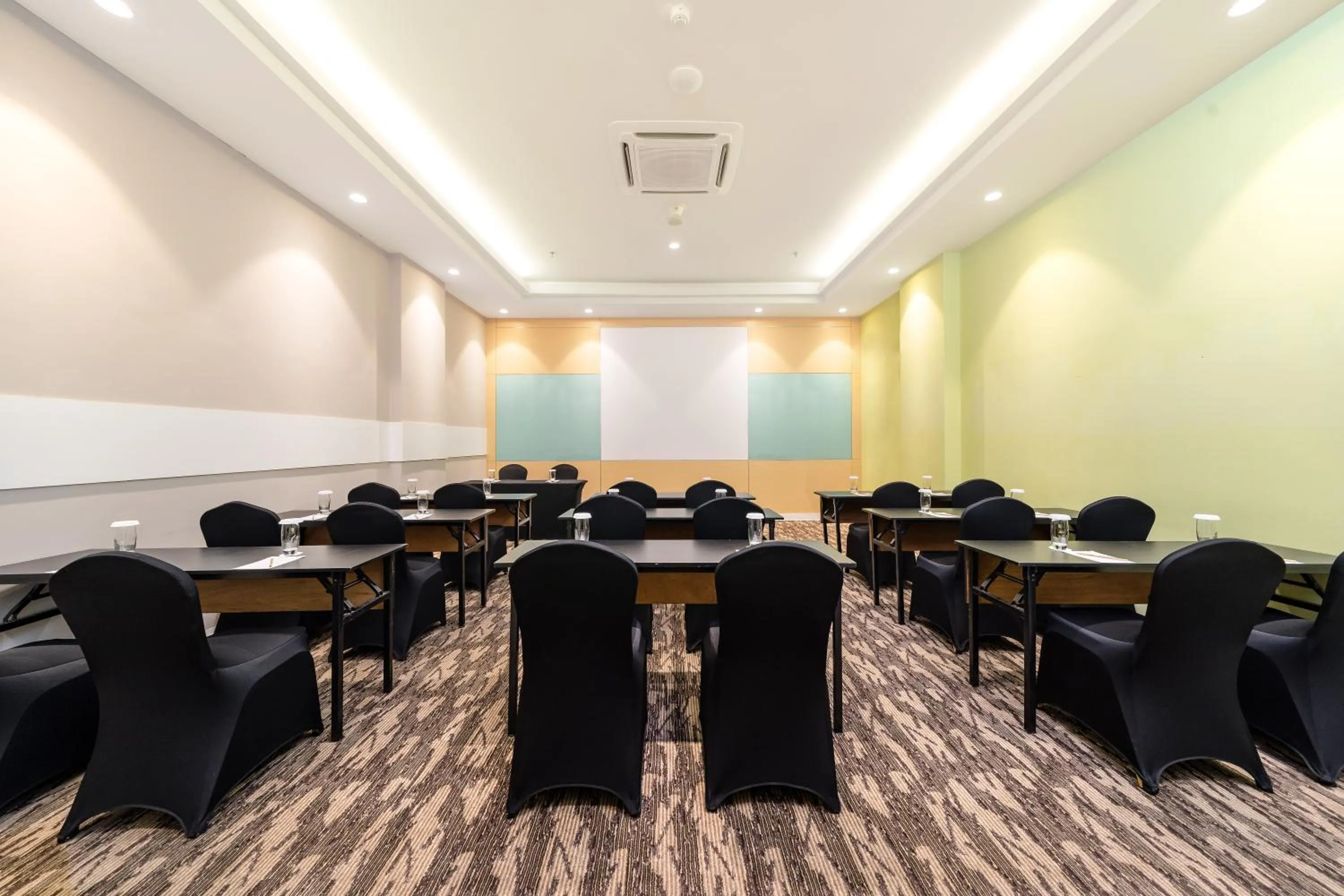 Meeting/conference room in Zest Harbour Bay Batam by Swiss-Belhotel International