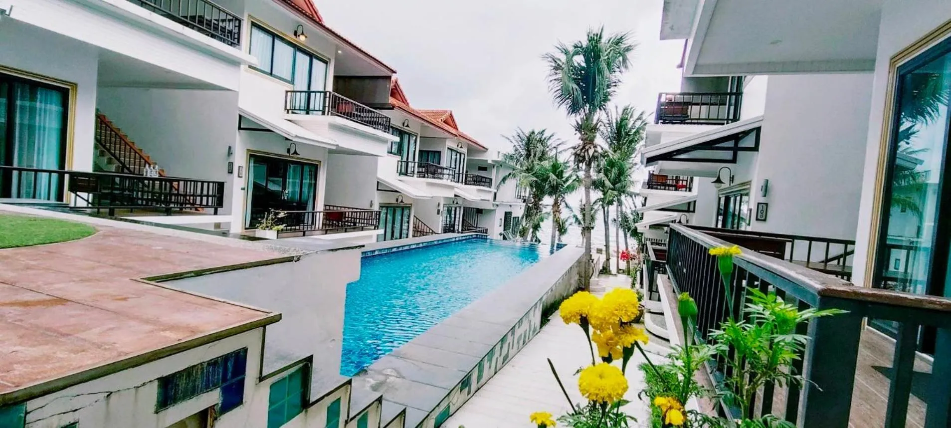 Swimming pool in Simple Life Cliff View Resort