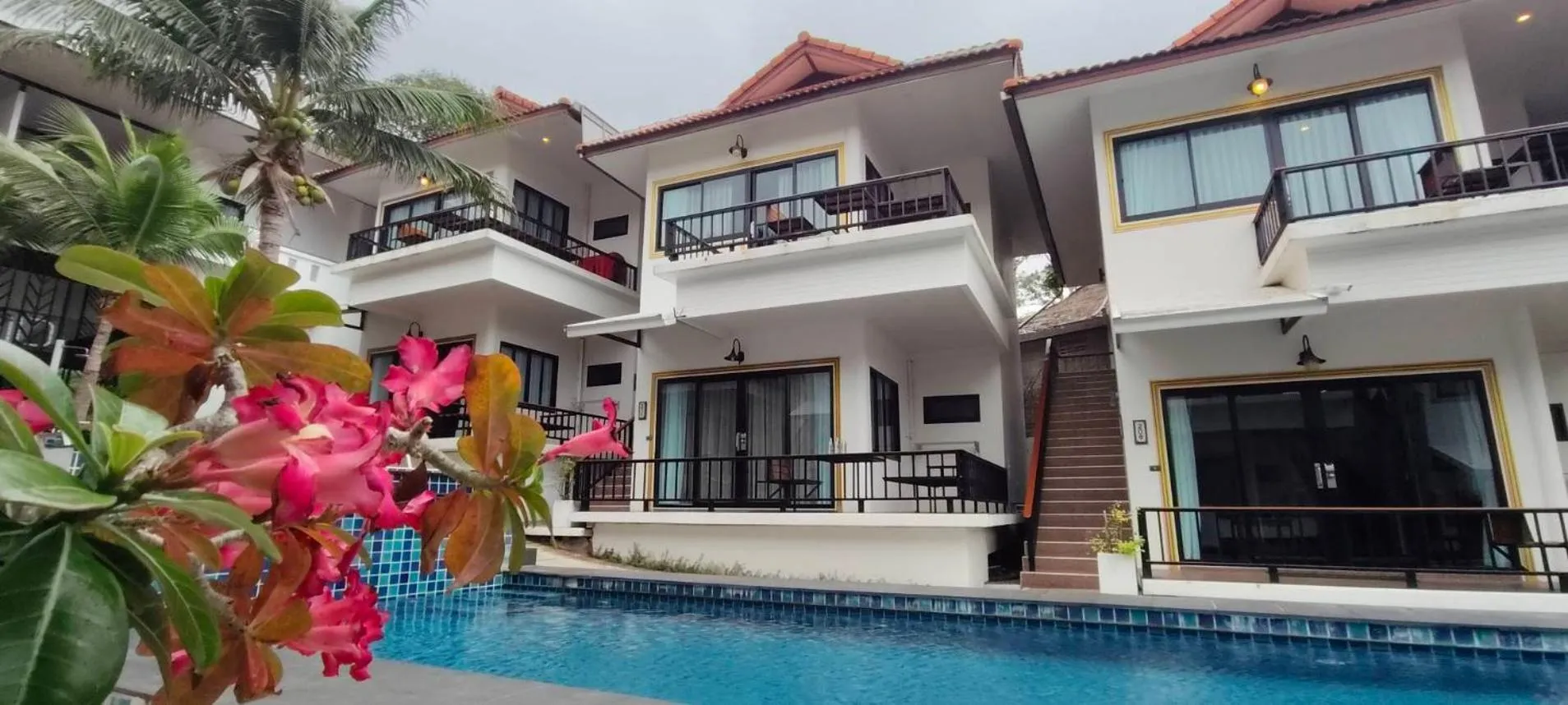 Swimming pool in Simple Life Cliff View Resort