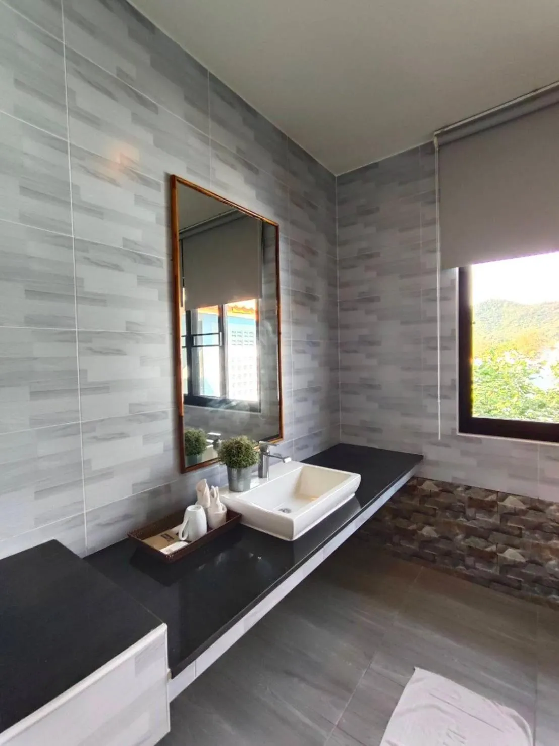 Bathroom, Bed in Simple Life Cliff View Resort