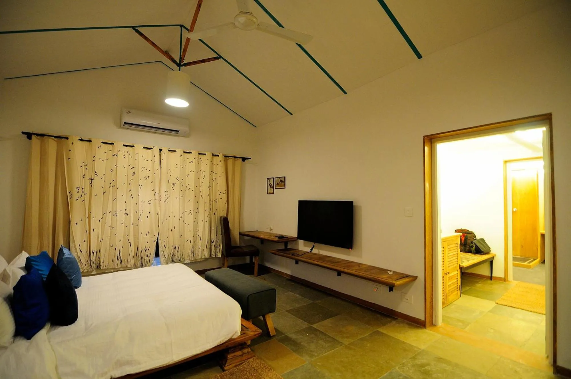 Communal lounge/ TV room, Bed in Trees N Tigers Luxury Wildlife Lodge