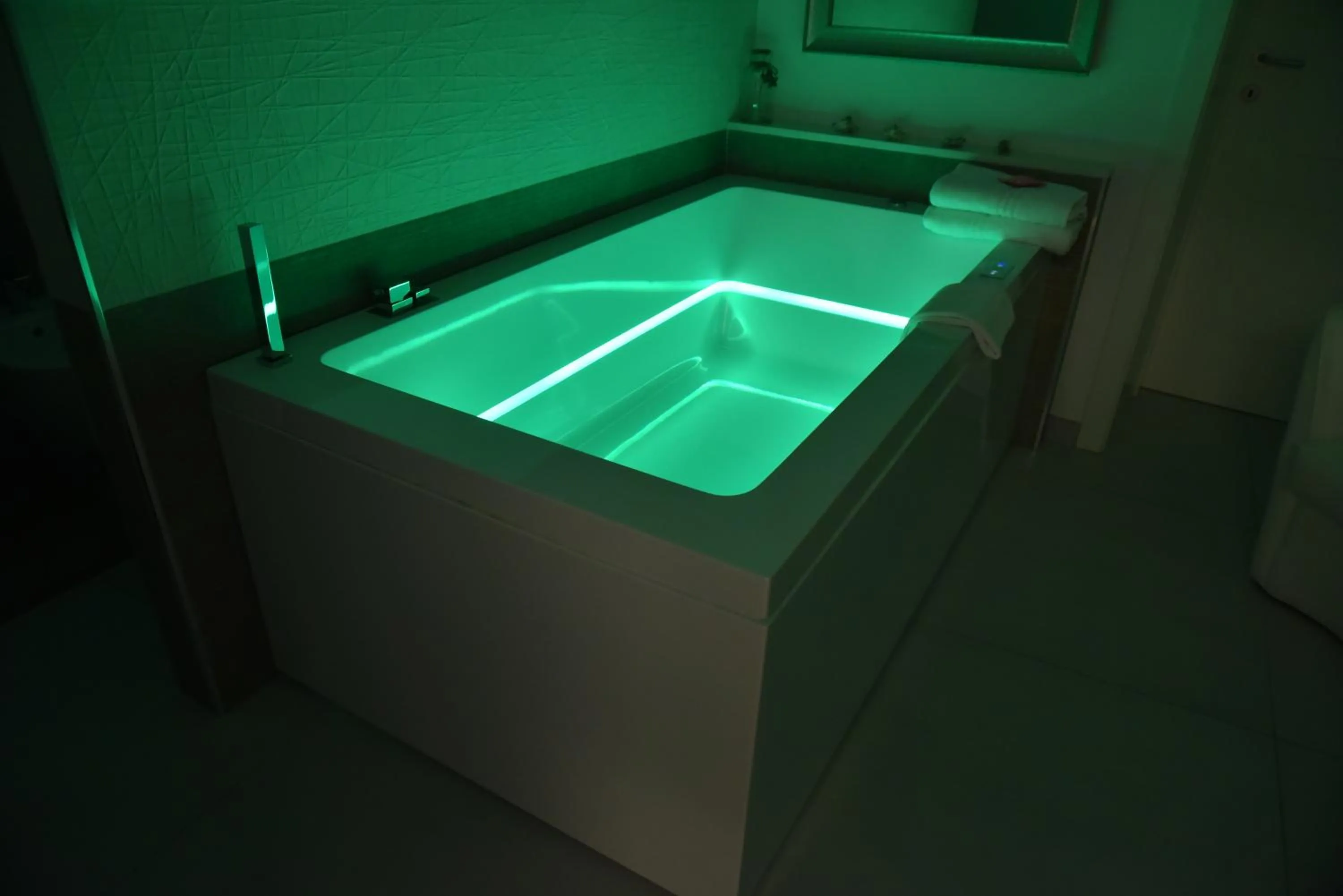 Hot Tub in Conte Max Rooms