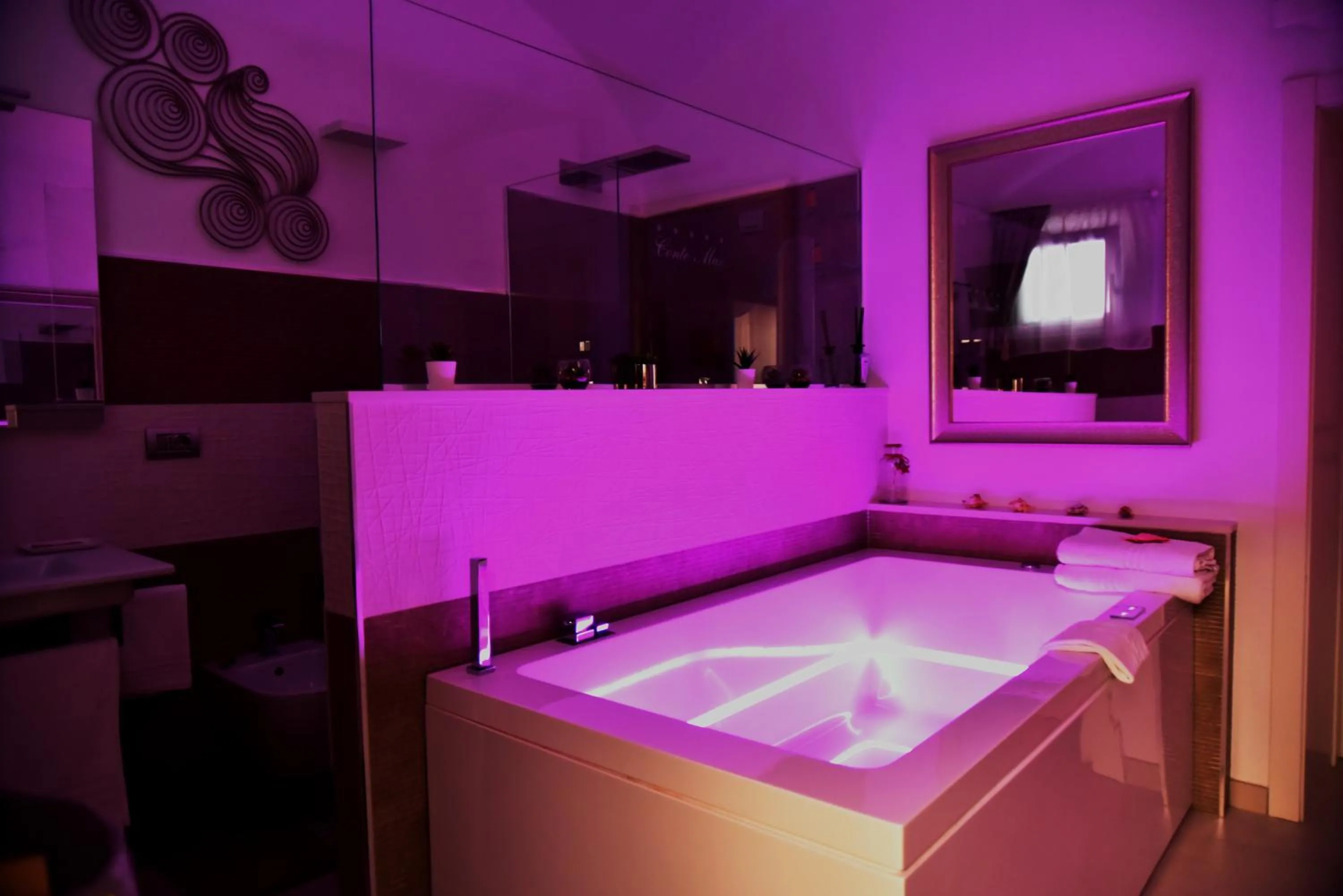 Hot Tub in Conte Max Rooms