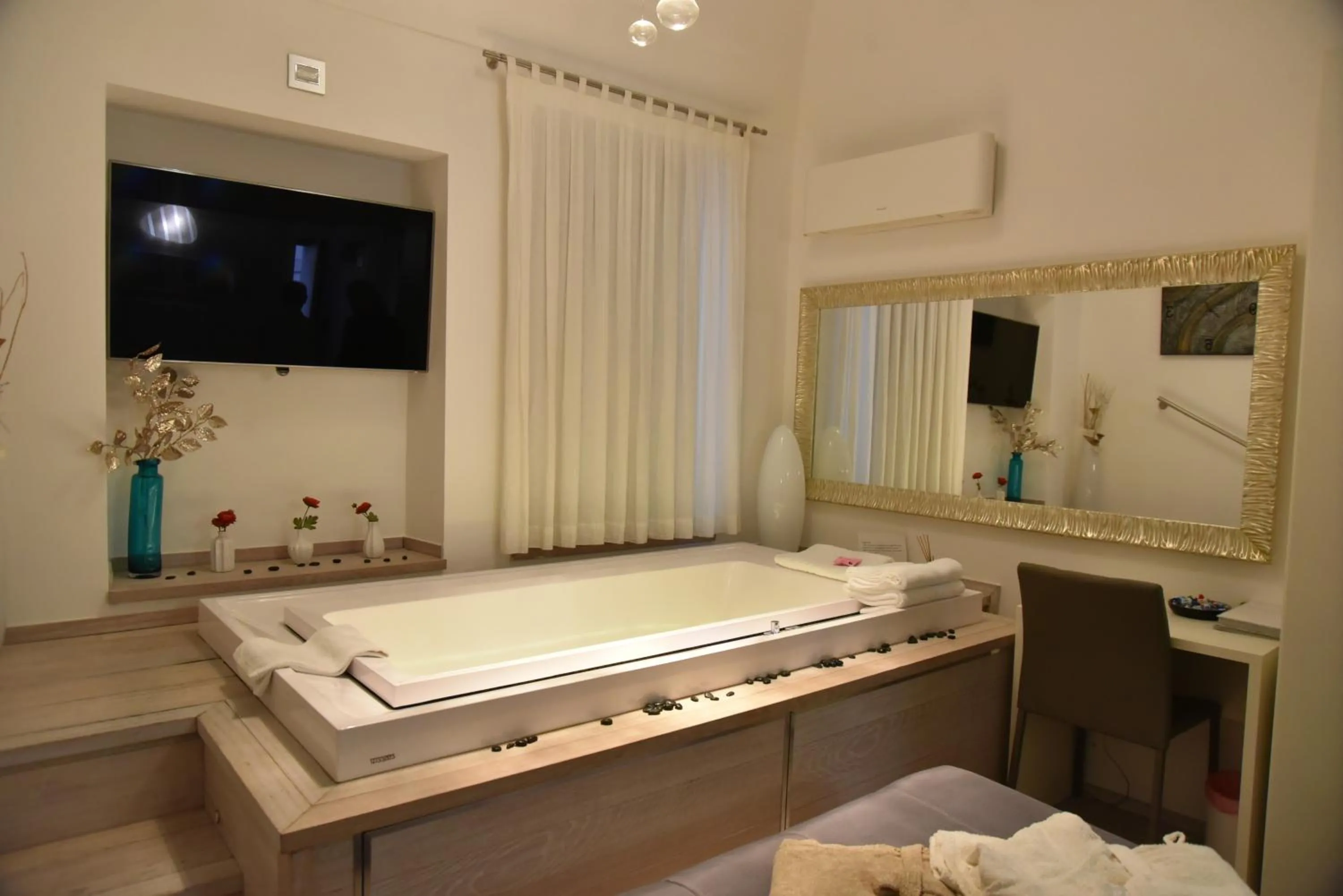 Hot Tub in Conte Max Rooms