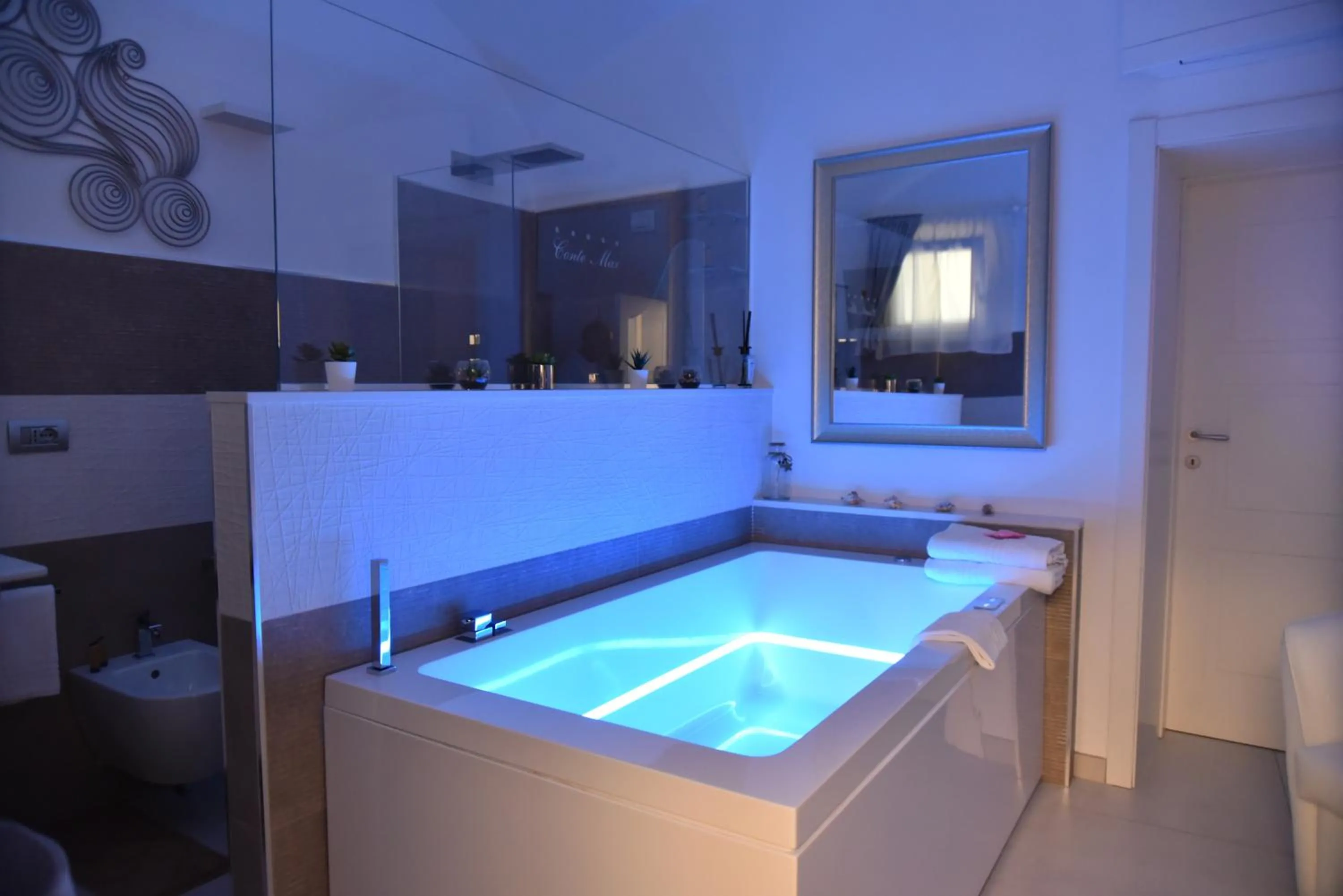 Hot Tub in Conte Max Rooms