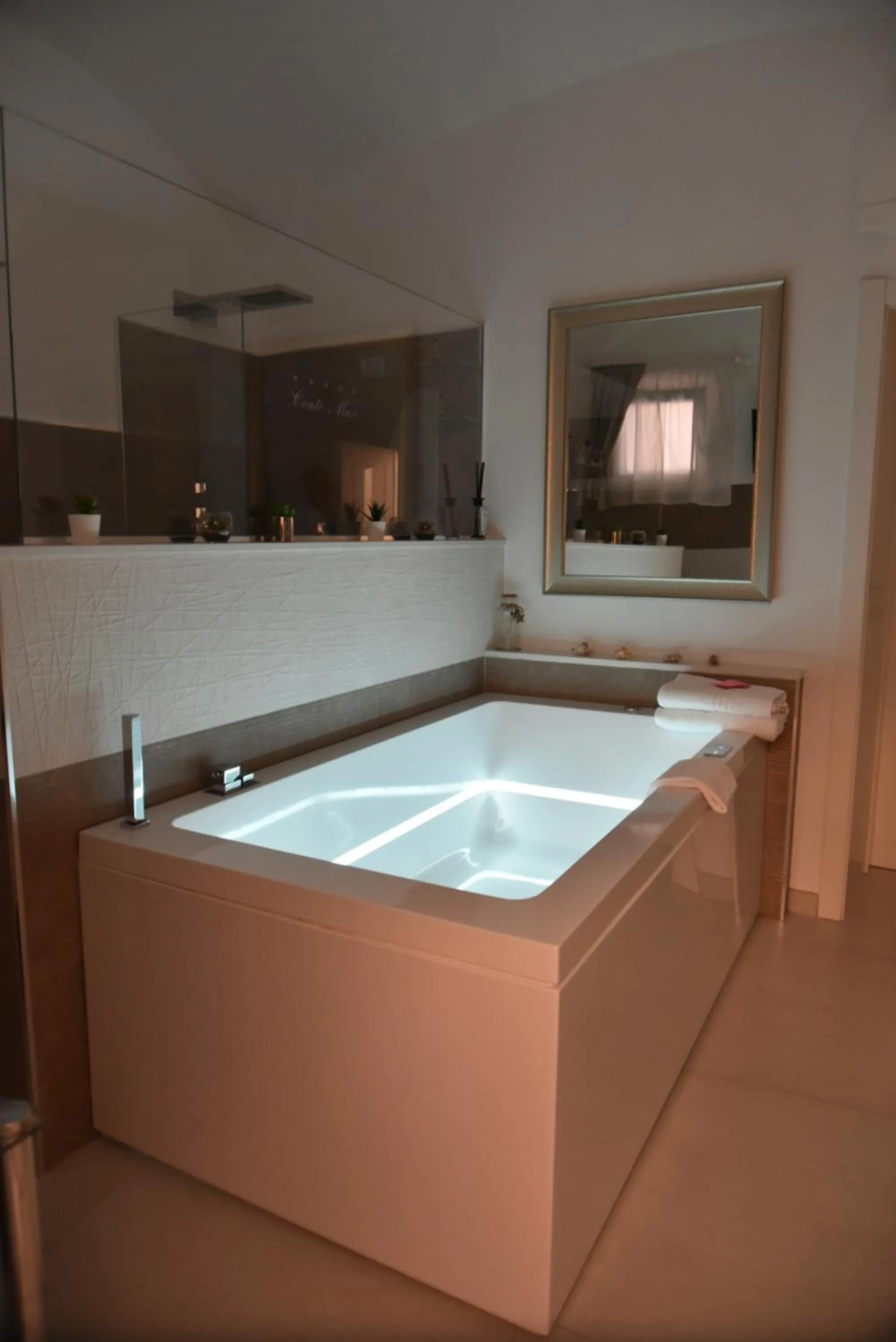 Hot Tub in Conte Max Rooms