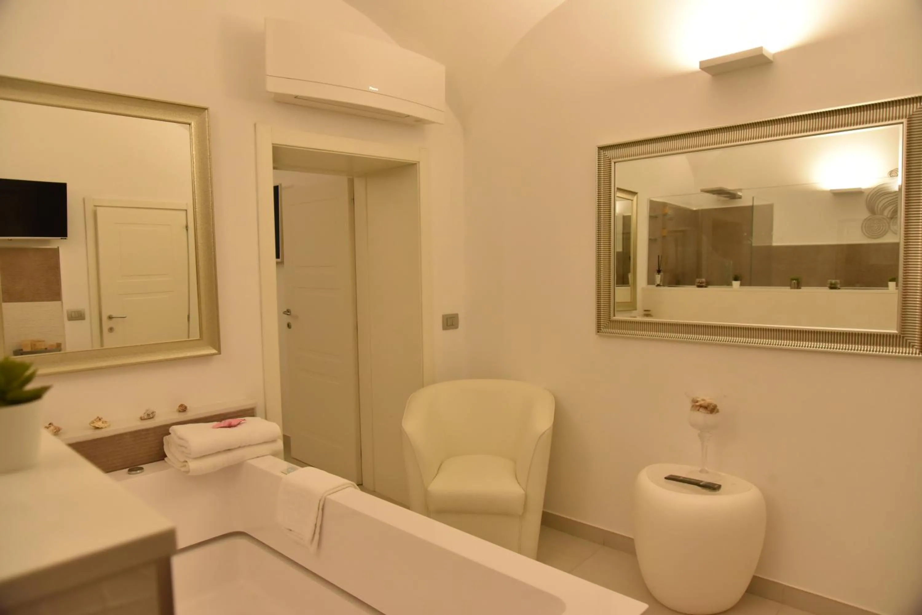 Hot Tub in Conte Max Rooms