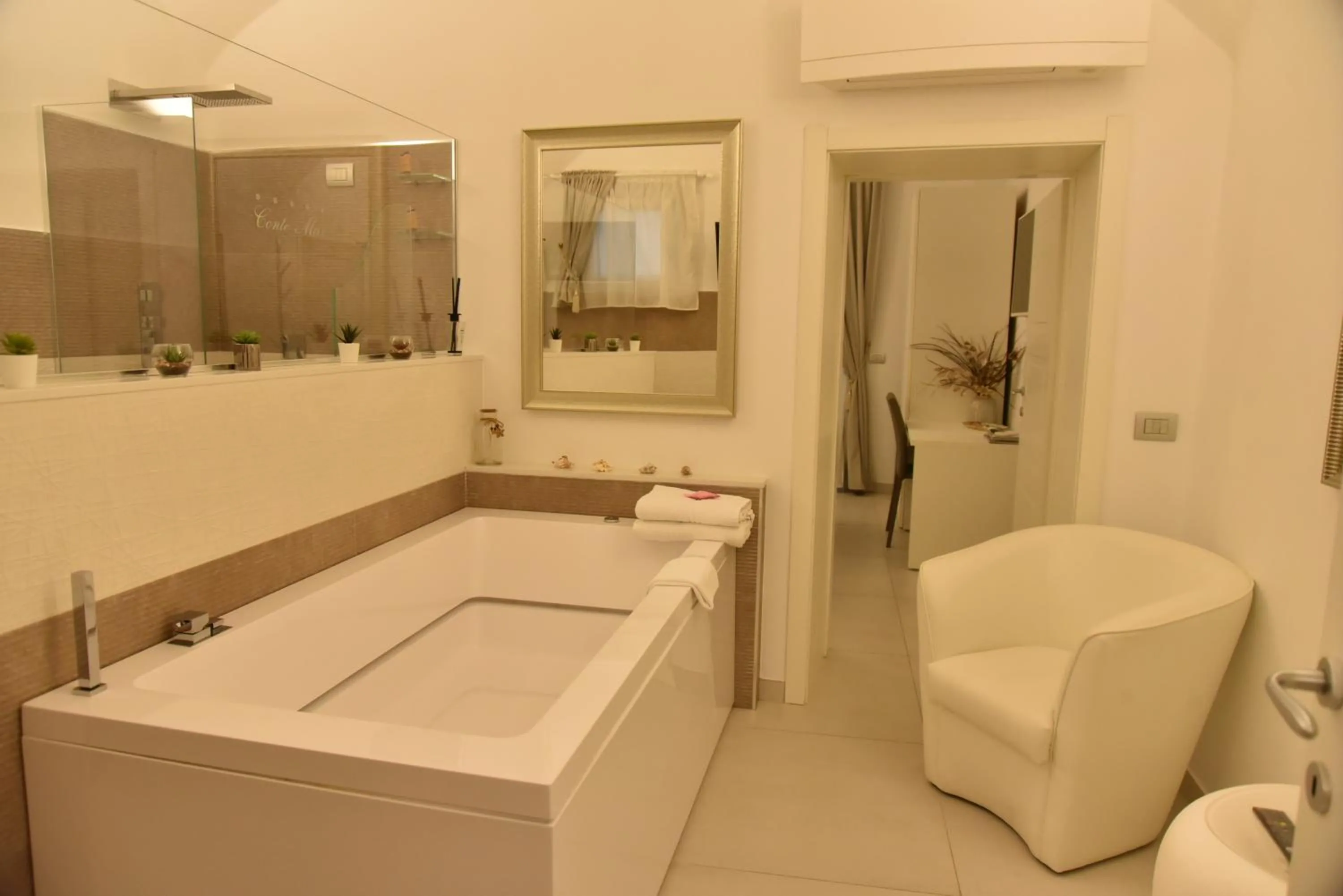 Hot Tub in Conte Max Rooms