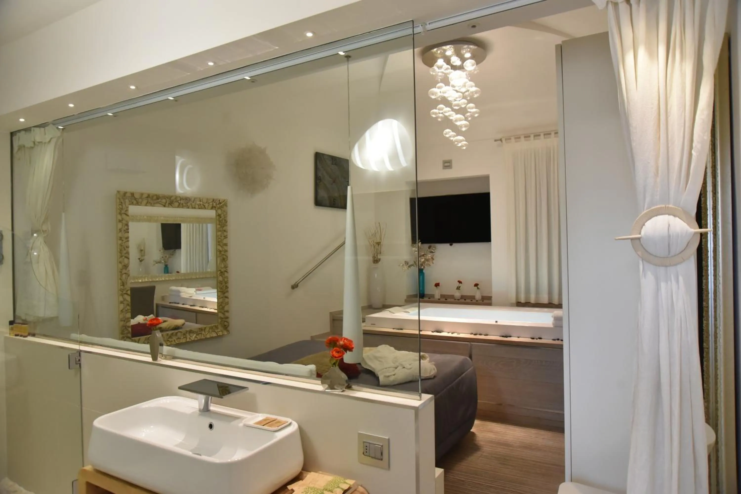 Hot Tub in Conte Max Rooms