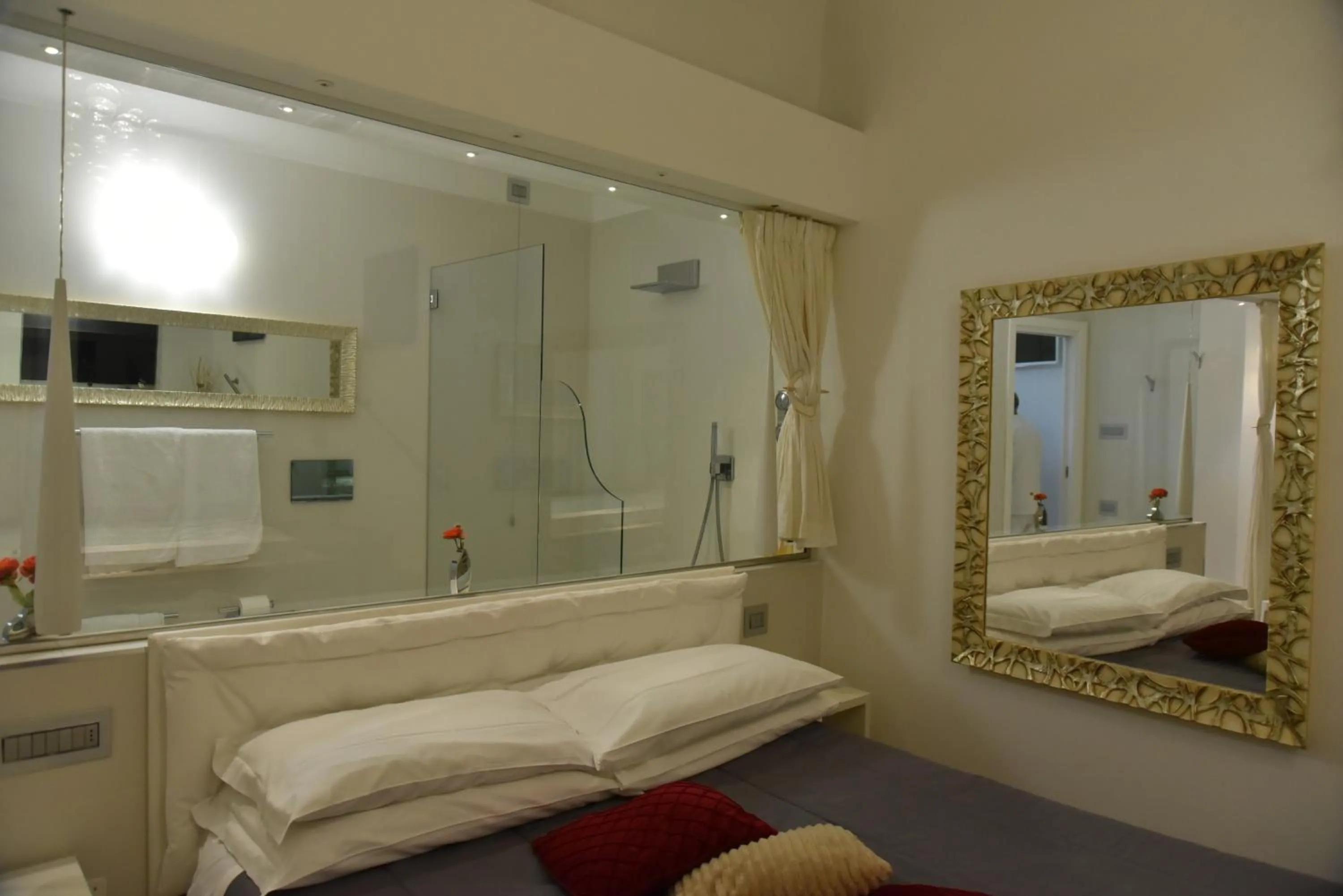 Hot Tub, Bed in Conte Max Rooms