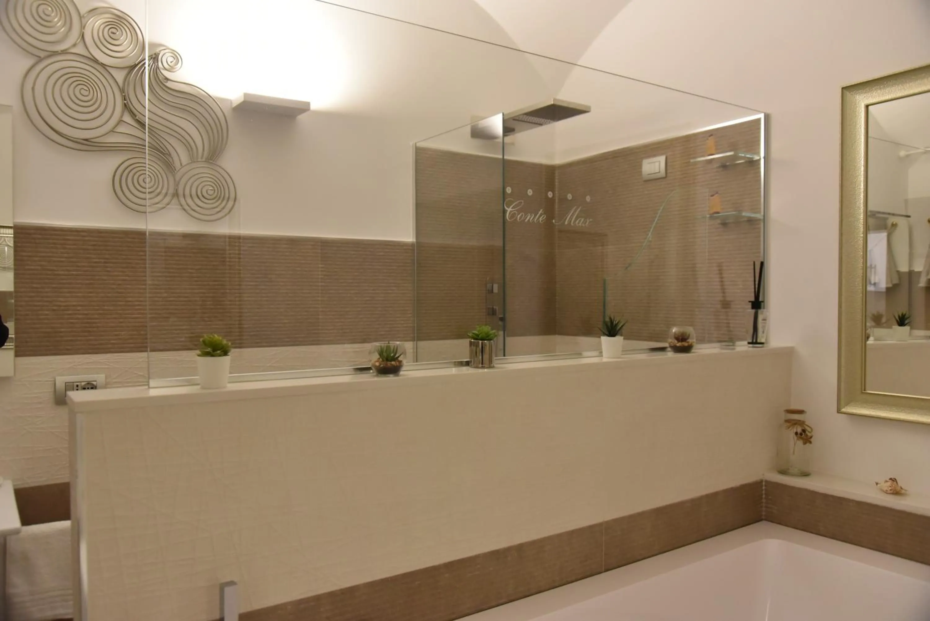 Hot Tub in Conte Max Rooms