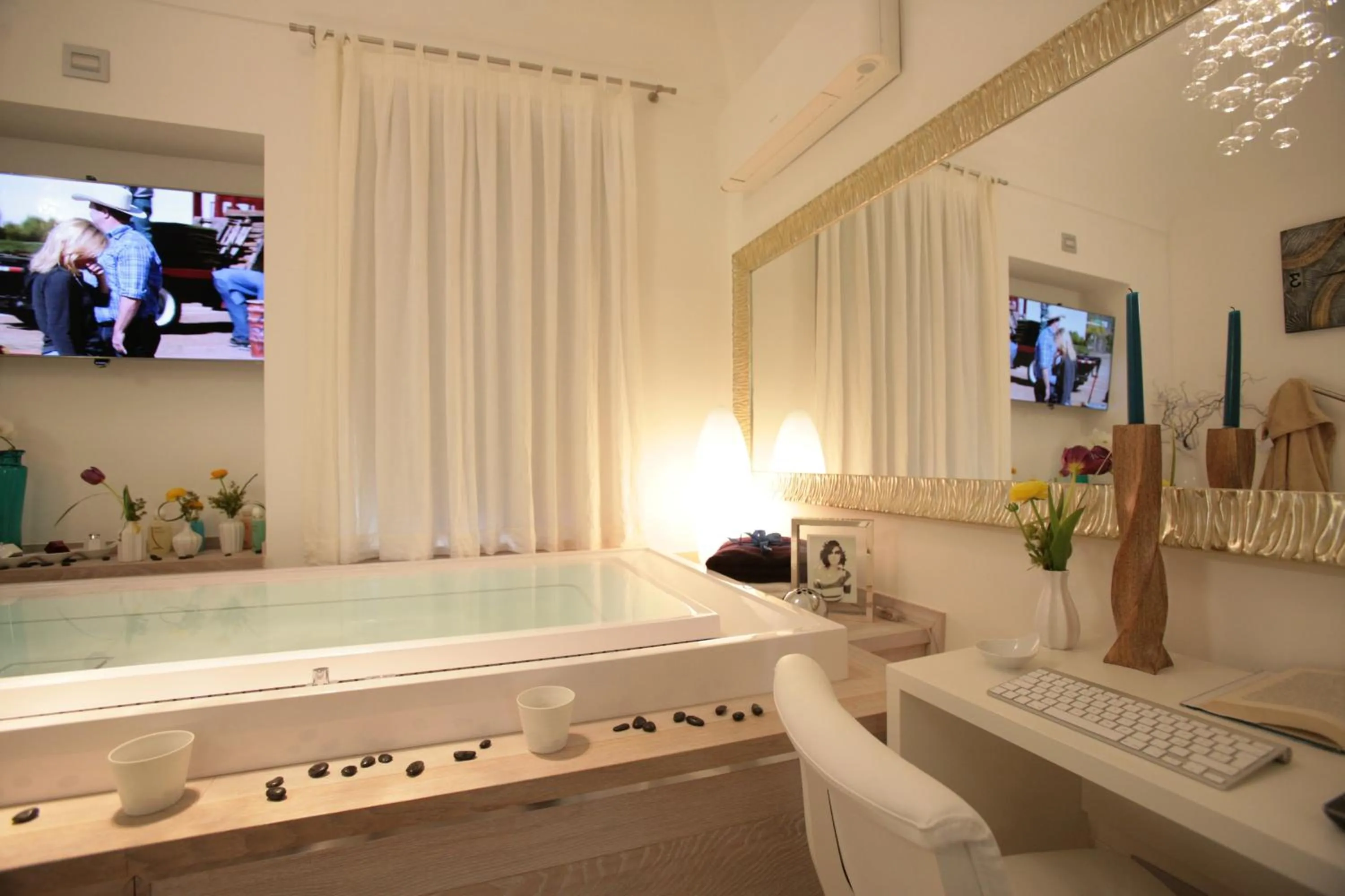 Hot Tub in Conte Max Rooms