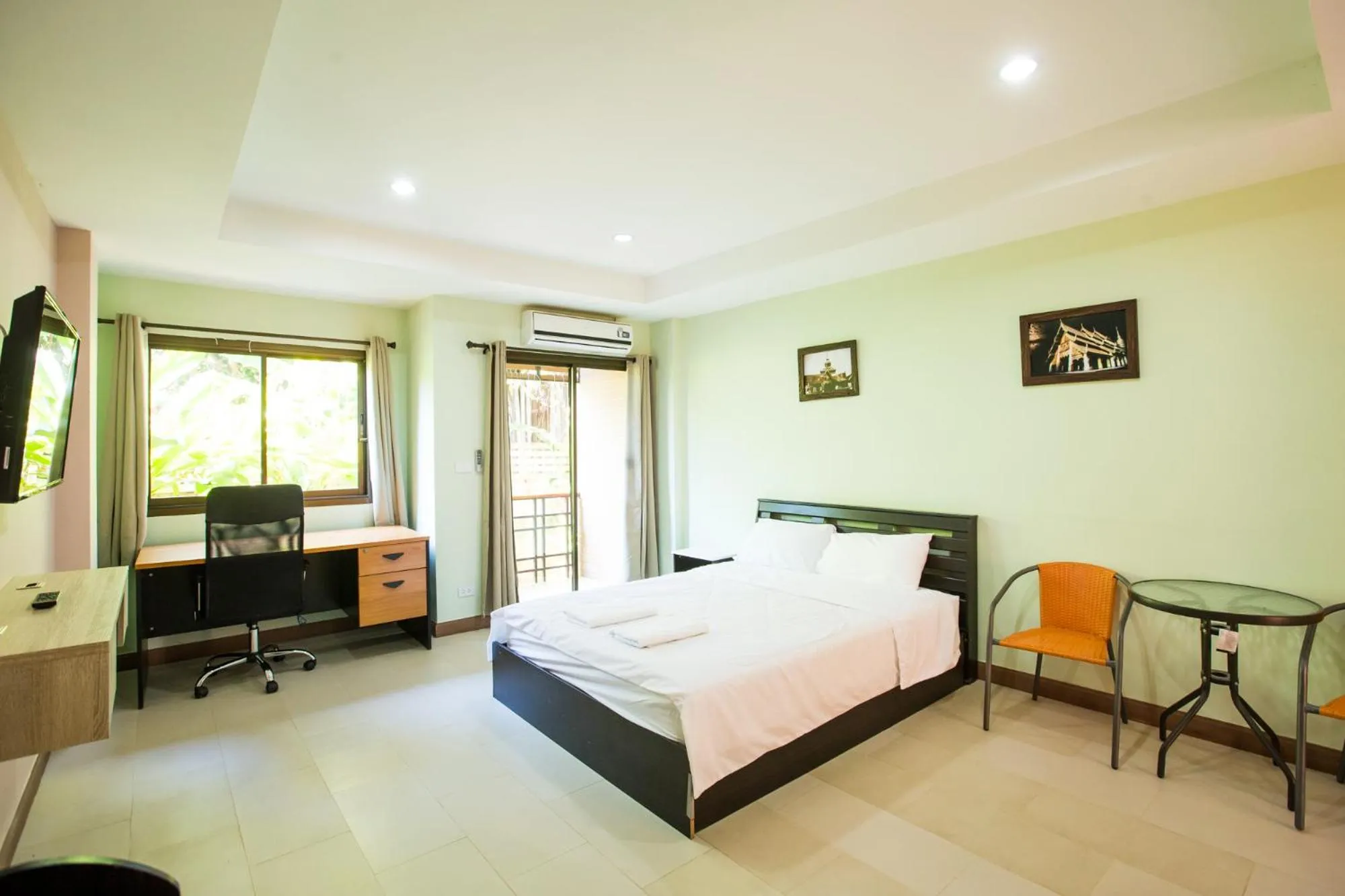Photo of the whole room, Bed in Banlanna Hotel Lampang