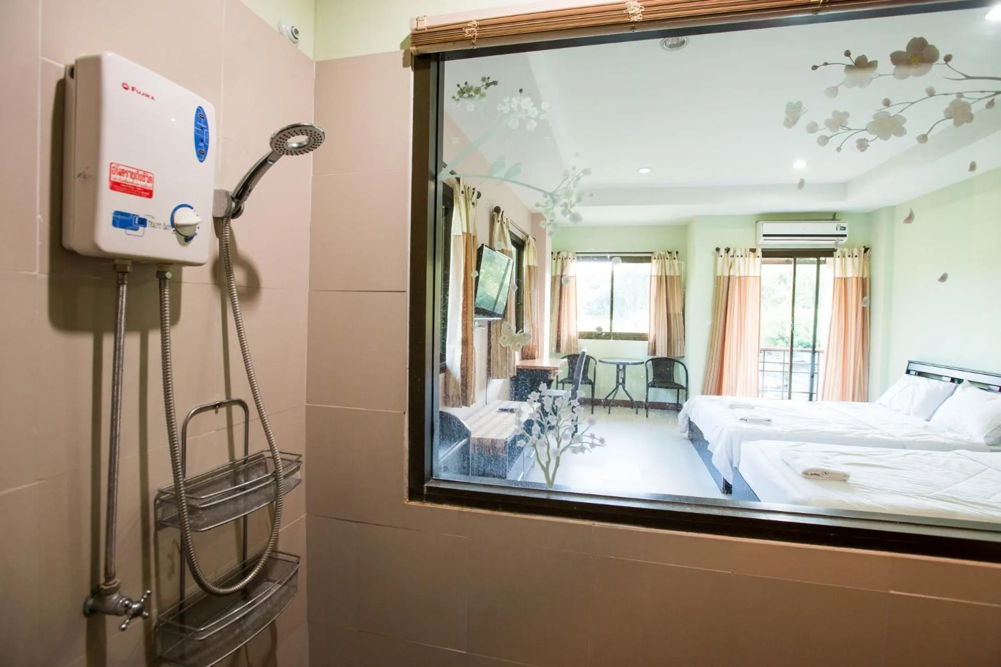 Bathroom, Bed in Banlanna Hotel Lampang