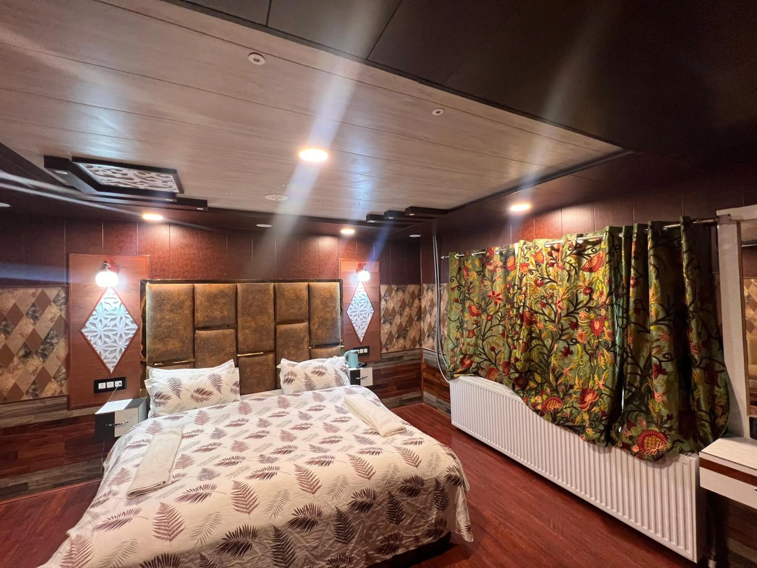 Bedroom, Bed in Pine View Resort