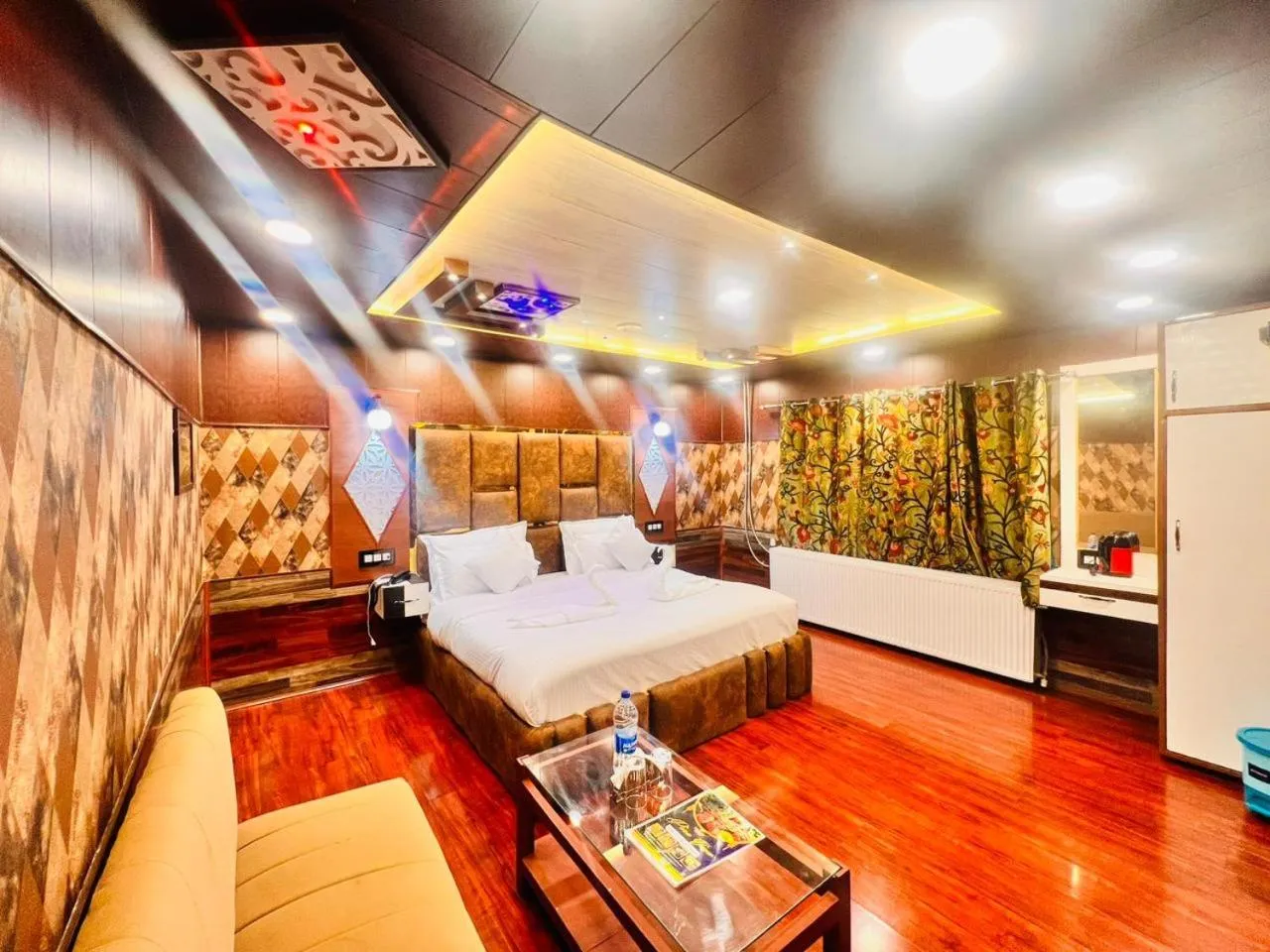 Bedroom, Bed in Pine View Resort