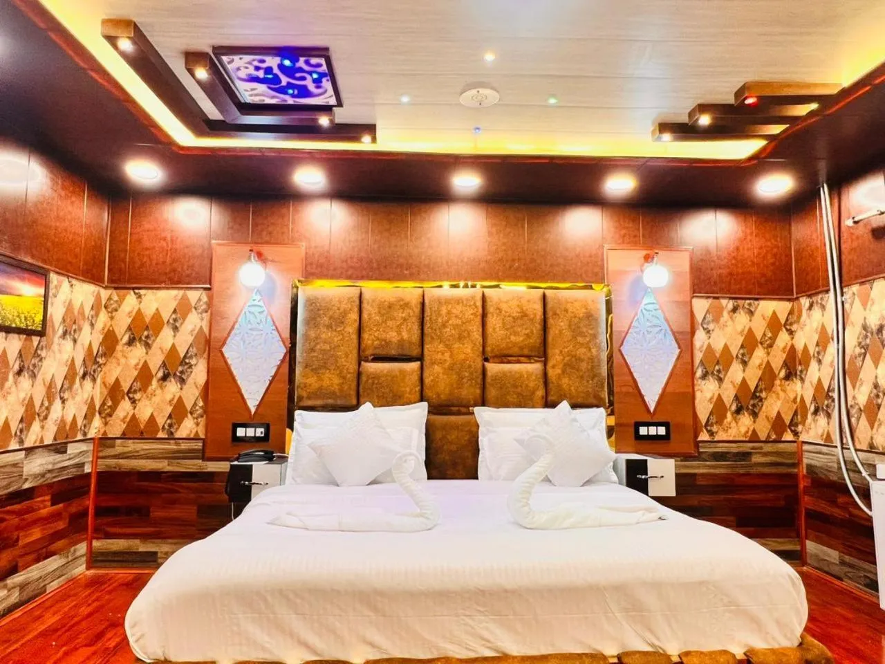 Bedroom, Bed in Pine View Resort