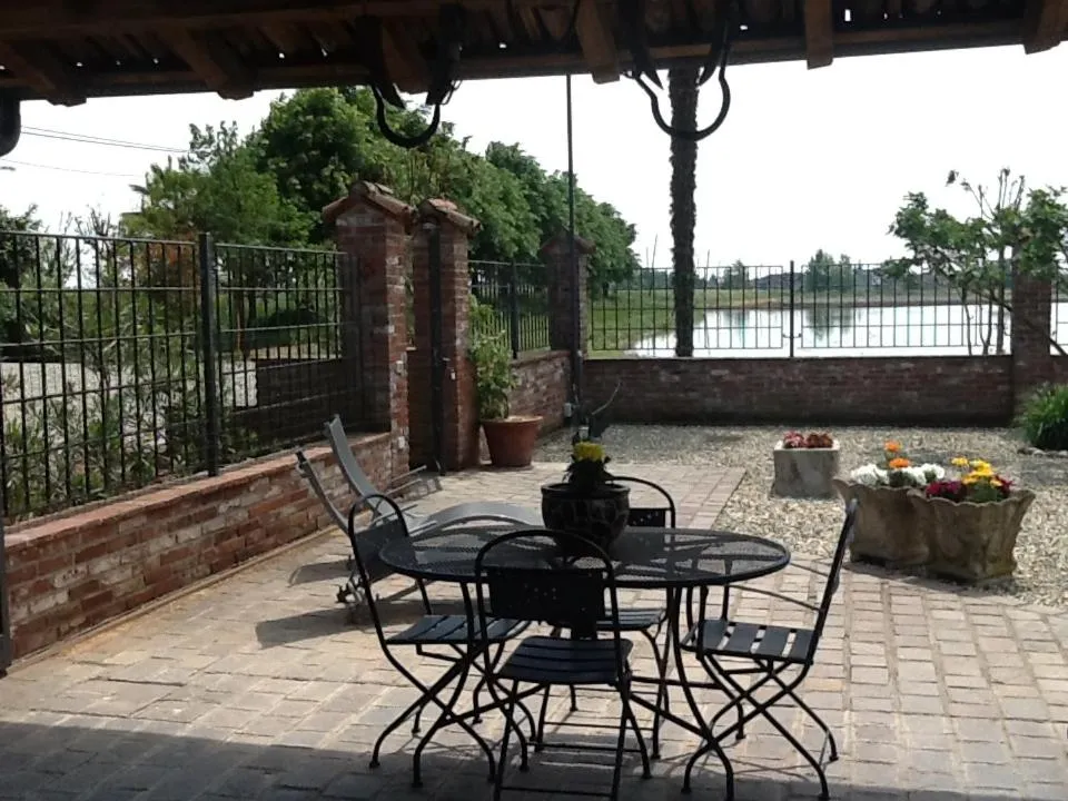Patio in B&B Cascina Baraggione