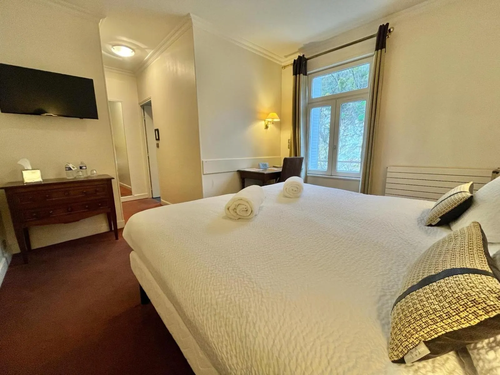 Photo of the whole room, Bed in Logis Hôtel Le Rivage