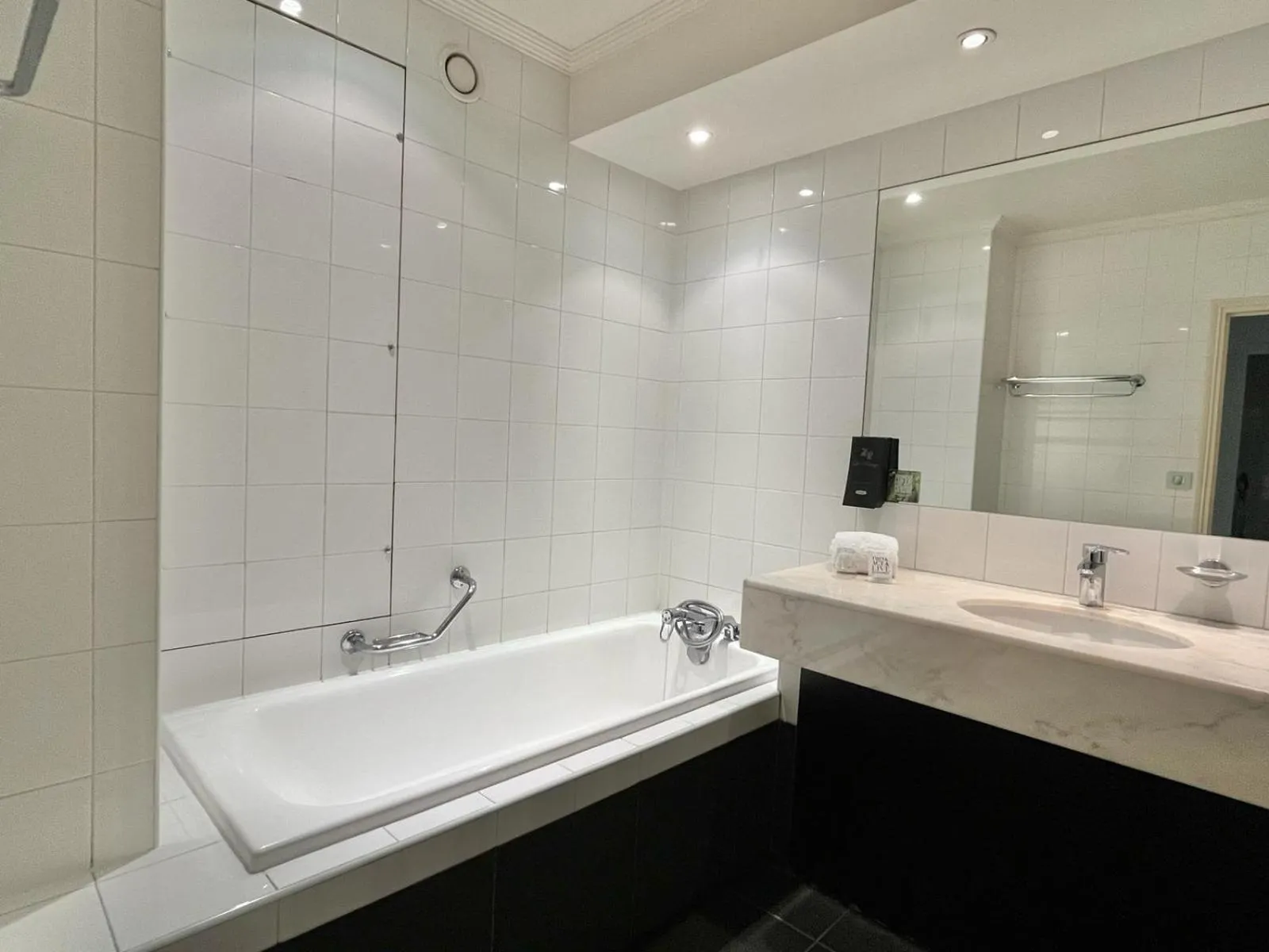 Bedroom in Logis Hôtel Le Rivage