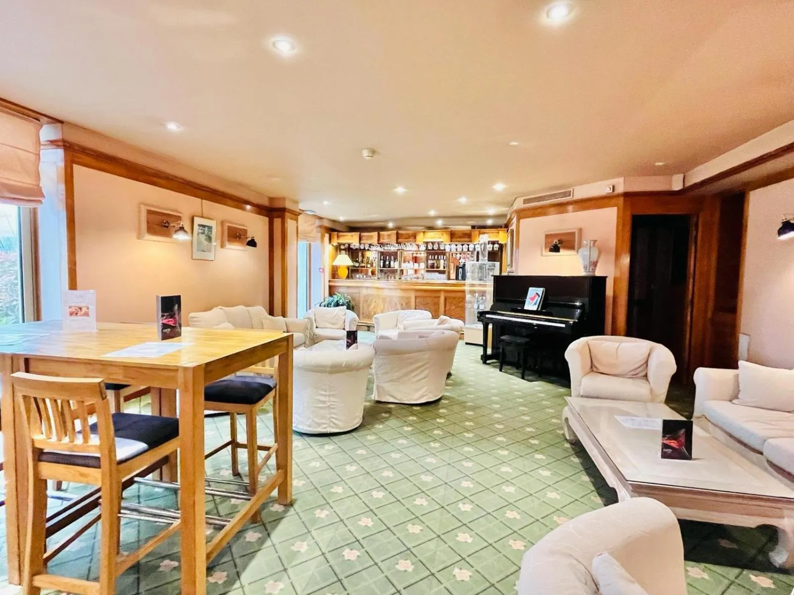 Lounge or bar in Logis Hôtel Le Rivage