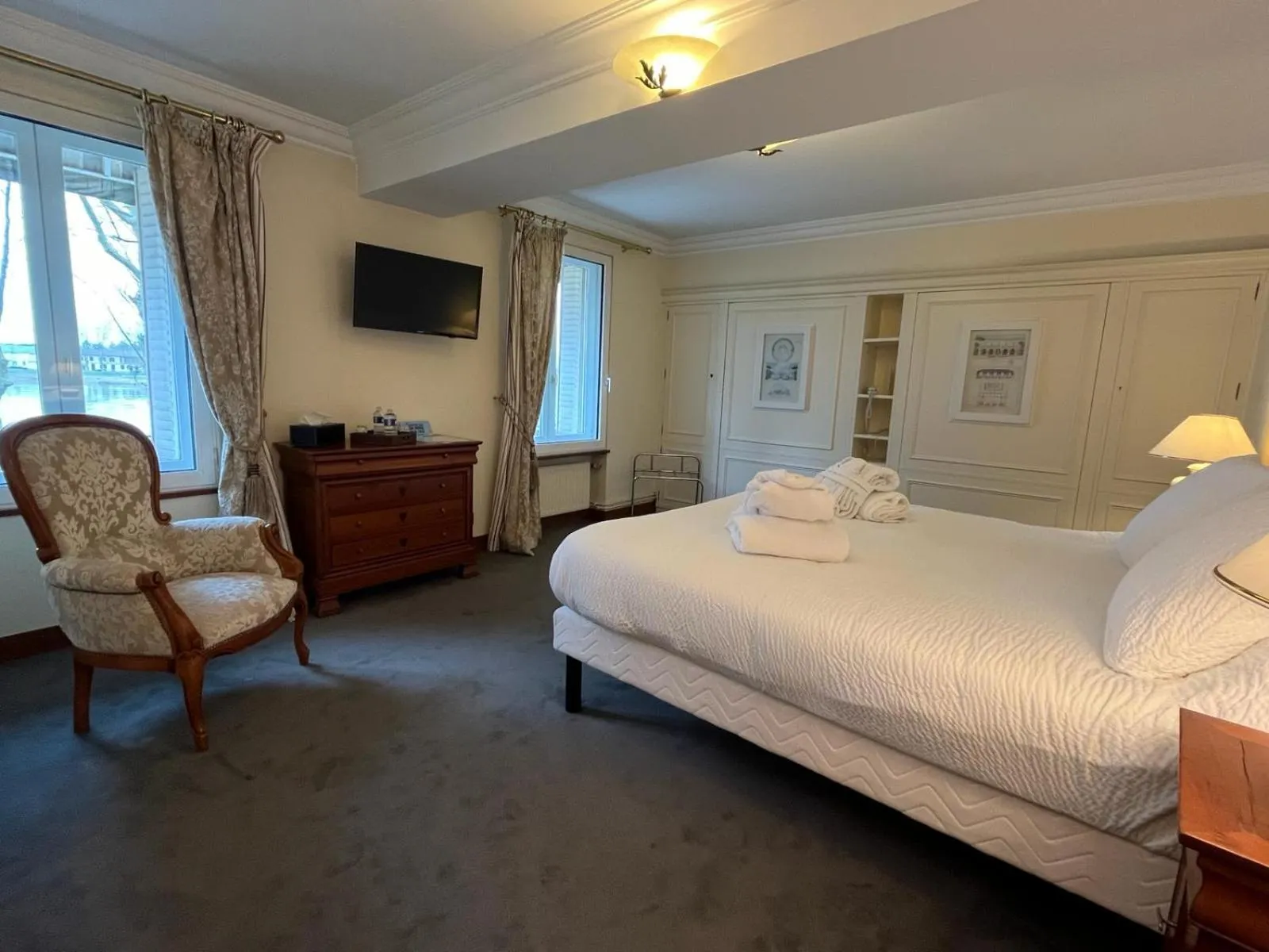 Bed in Logis Hôtel Le Rivage