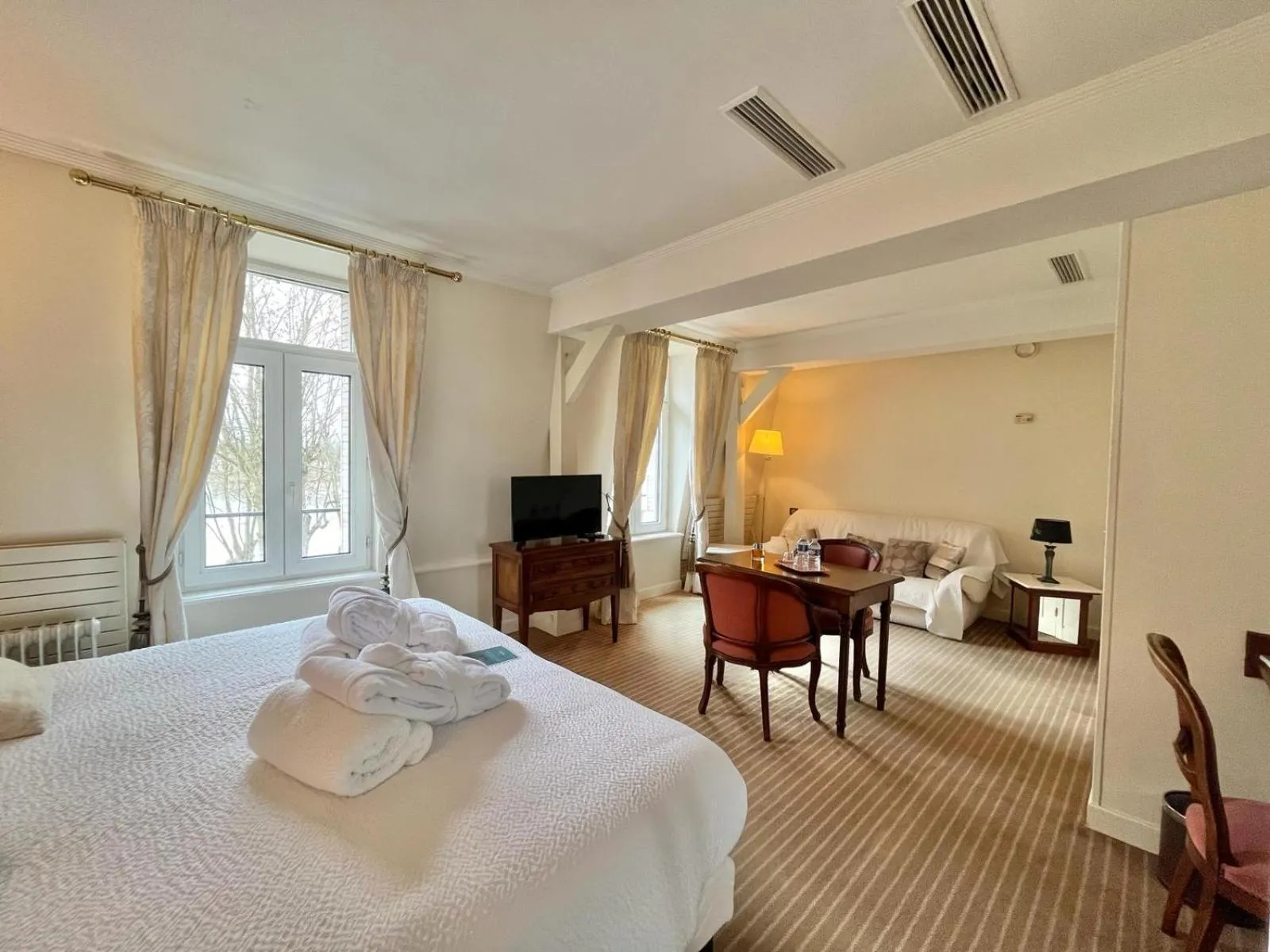 Bedroom, Bed in Logis Hôtel Le Rivage