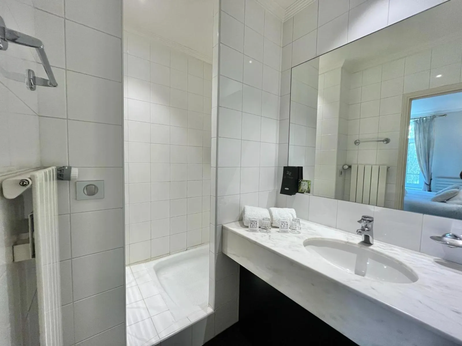 Bedroom in Logis Hôtel Le Rivage