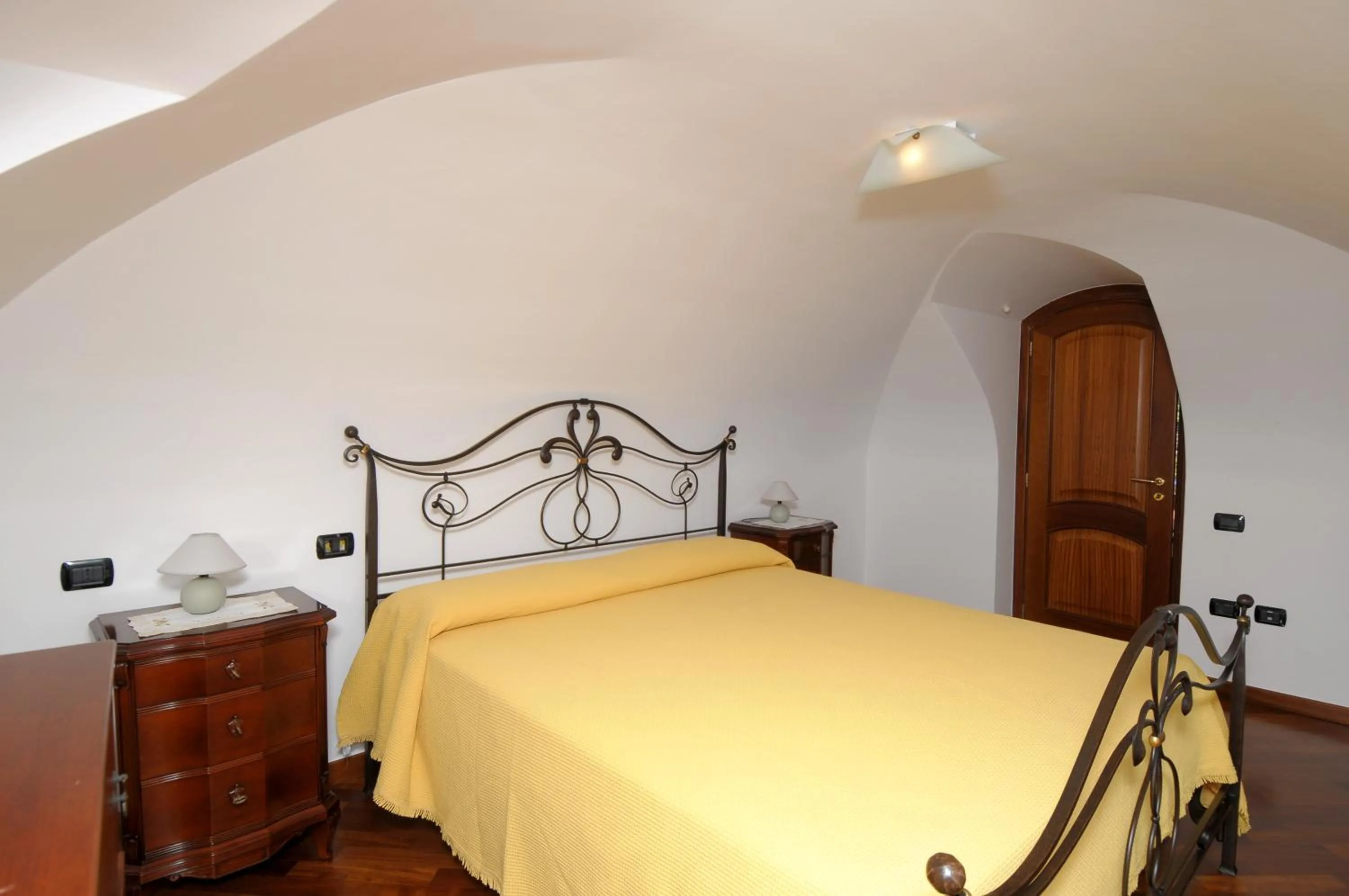 Photo of the whole room, Bed in Casa Rossa