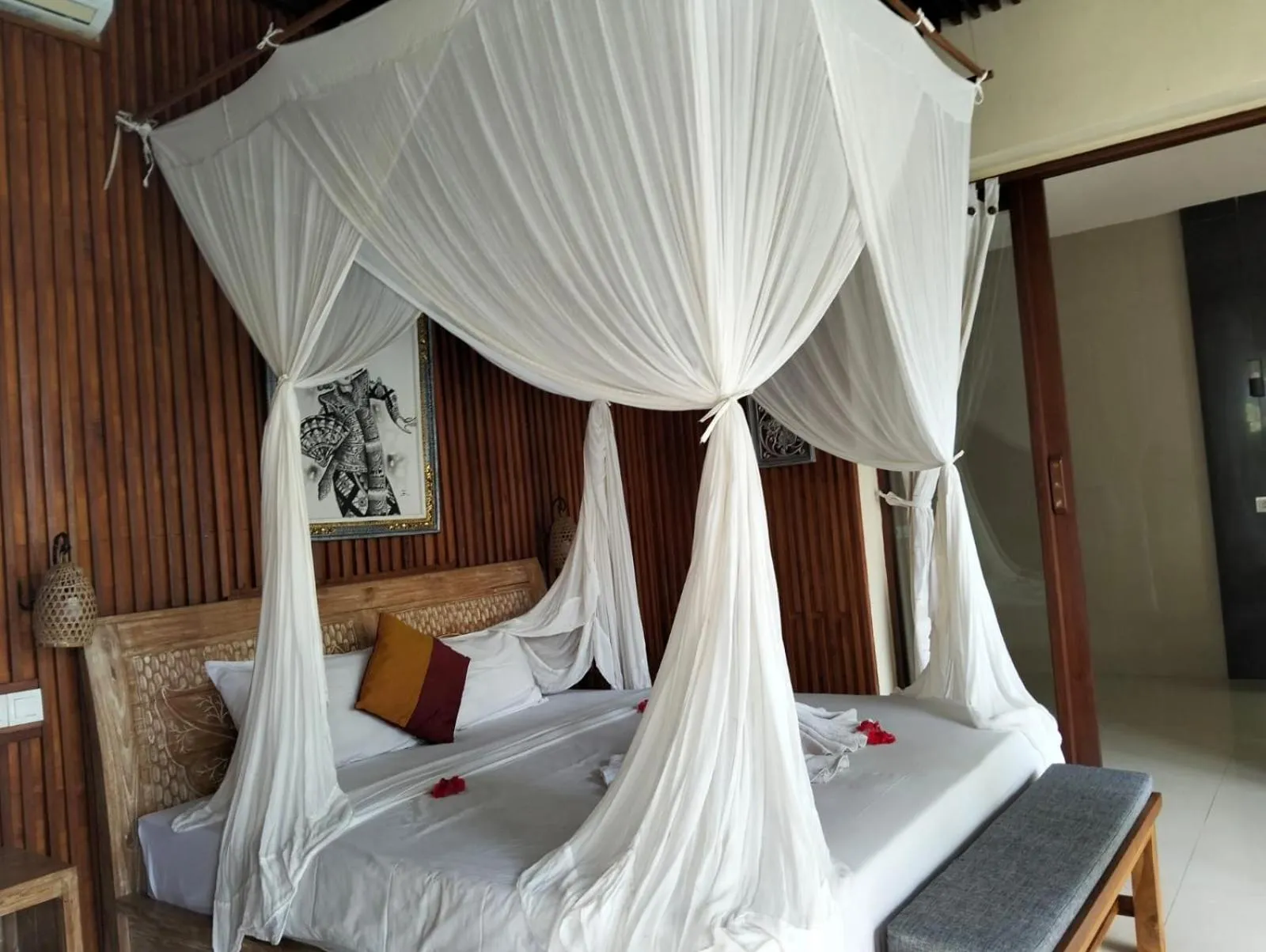 Bed in Asri Sari Ubud Resort