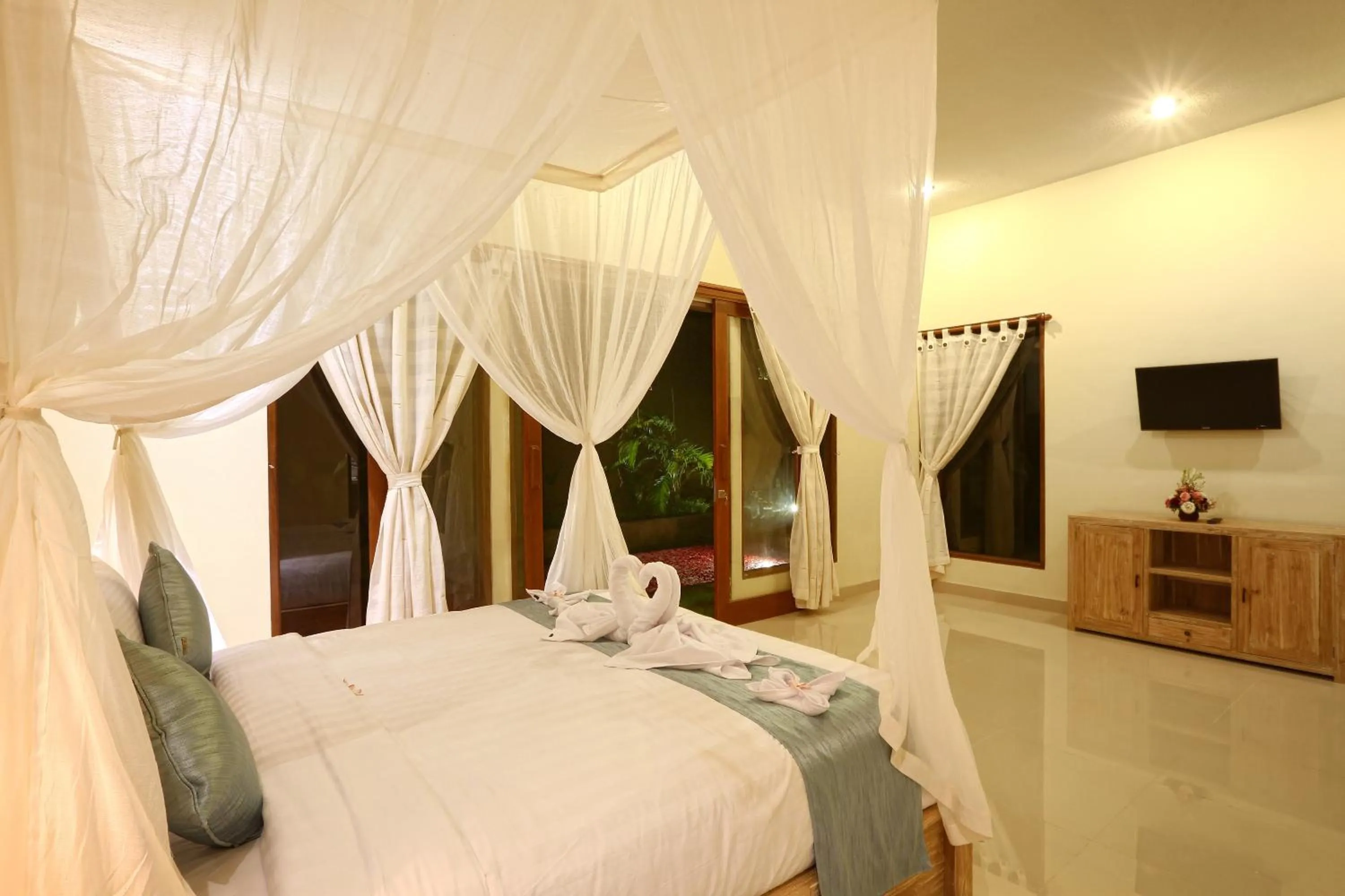 Photo of the whole room, Bed in Asri Sari Ubud Resort