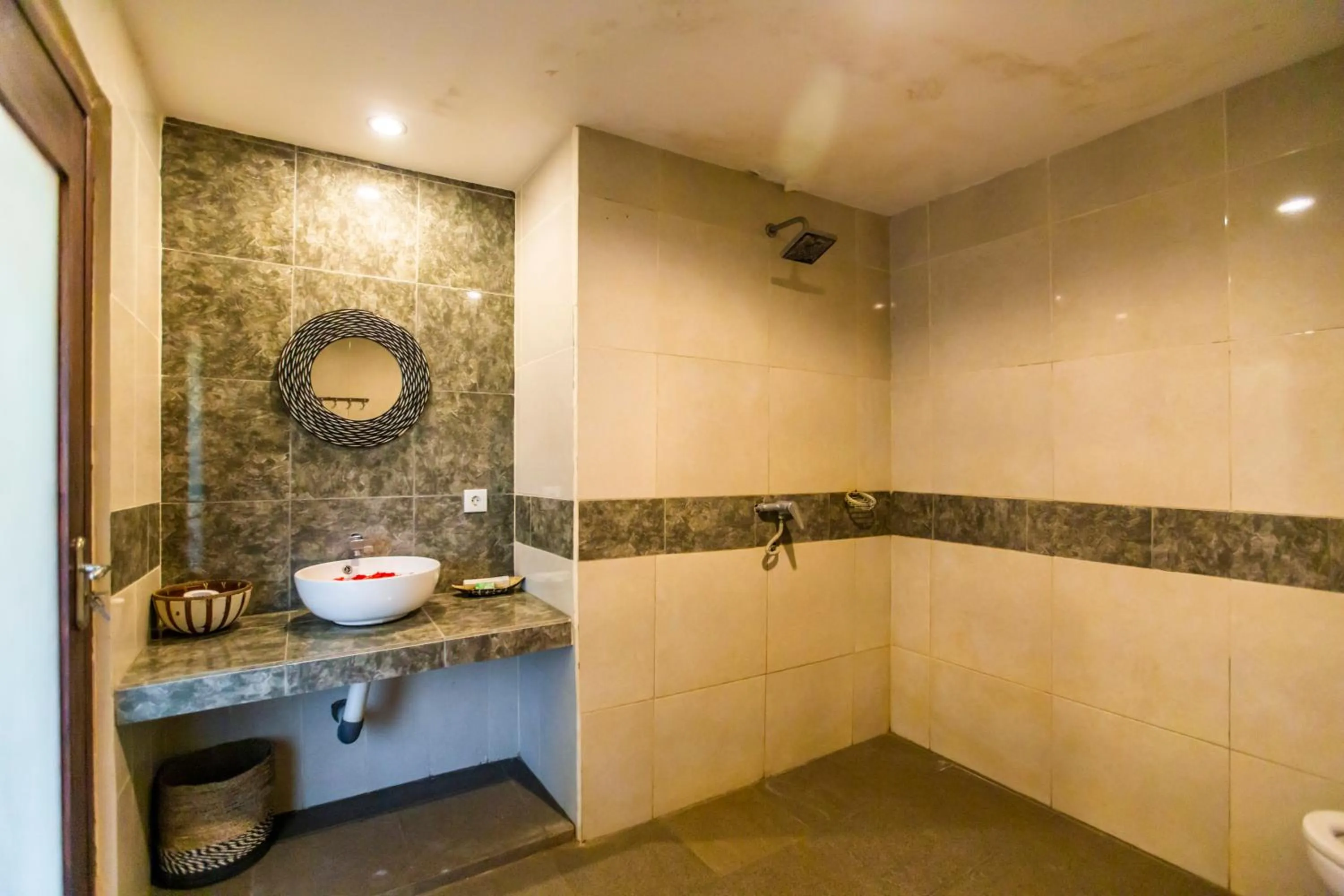 Shower in Asri Sari Ubud Resort