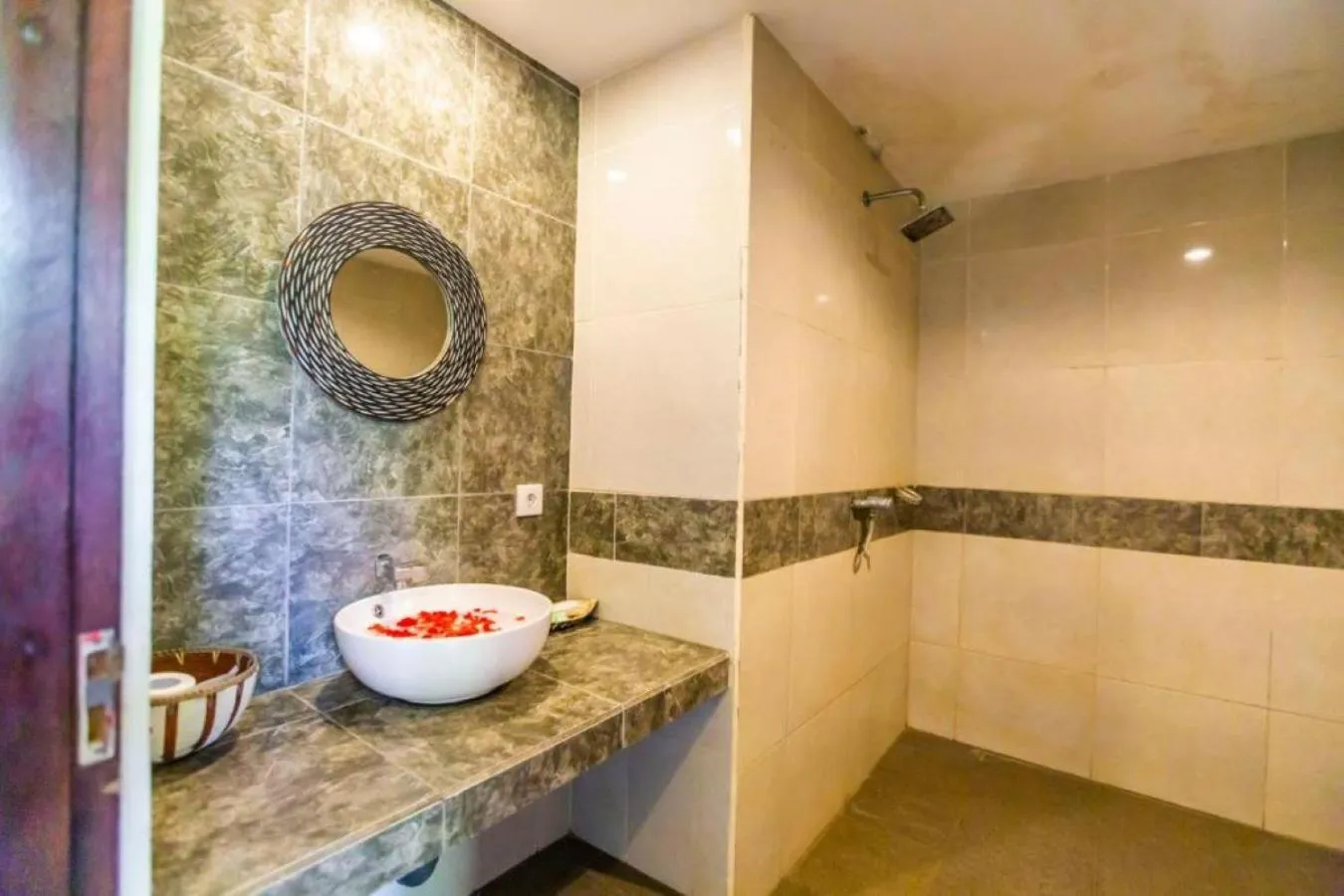 Shower in Asri Sari Ubud Resort