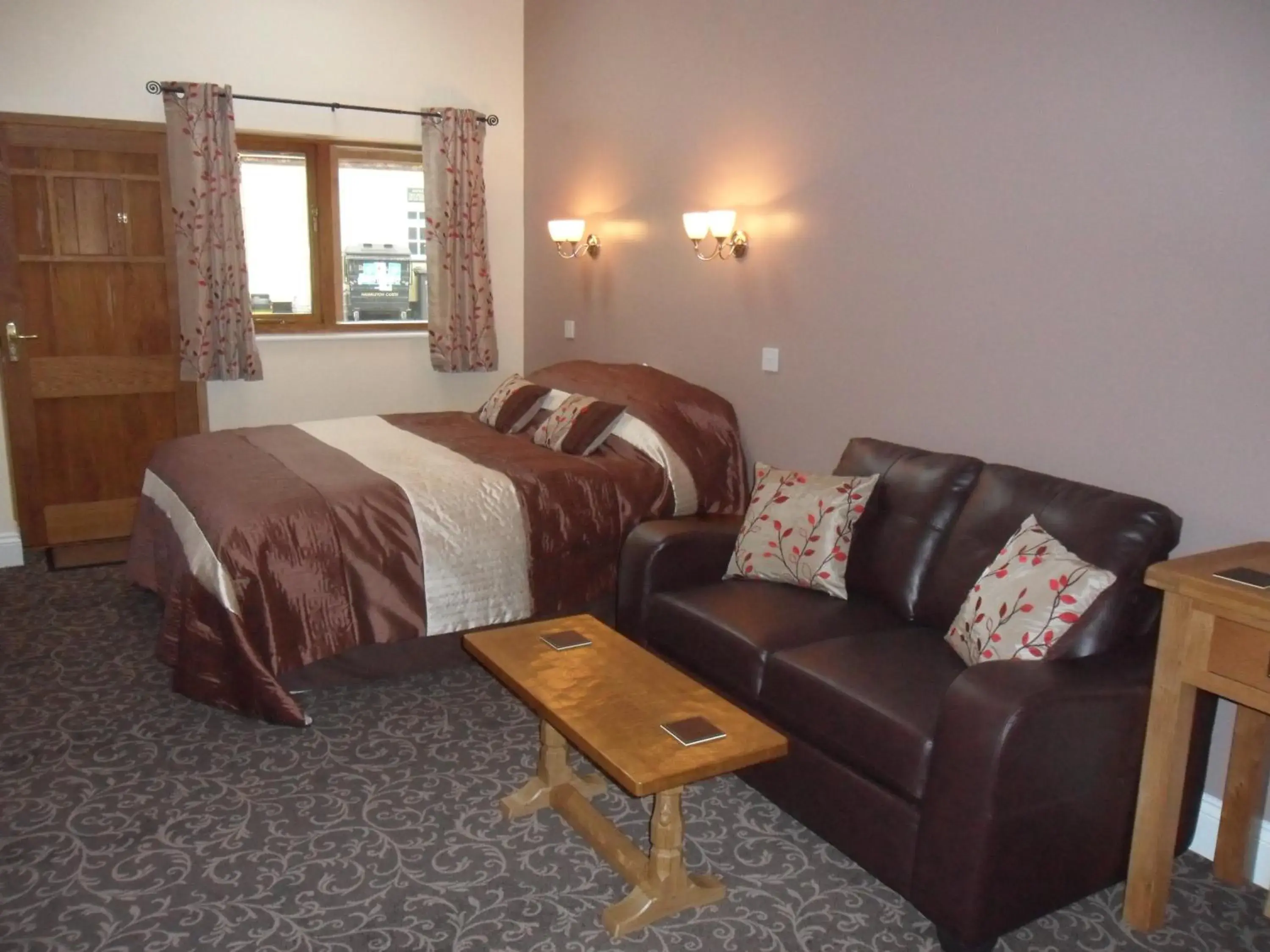 Seating area, Bed in Old Oak Tree Seating area, Bed in Old Oak Tree