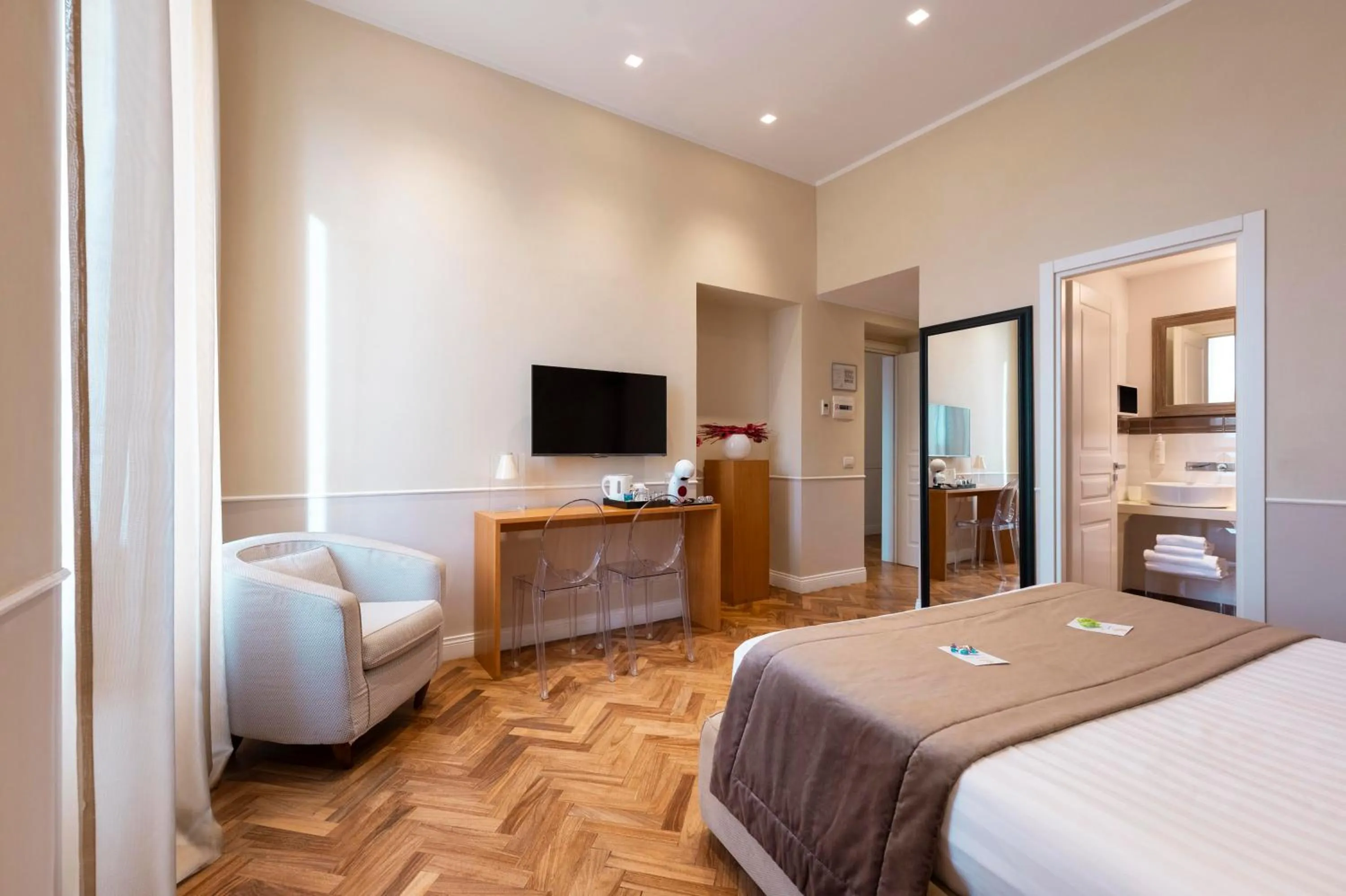 Photo of the whole room, Bed in Vanity Navona