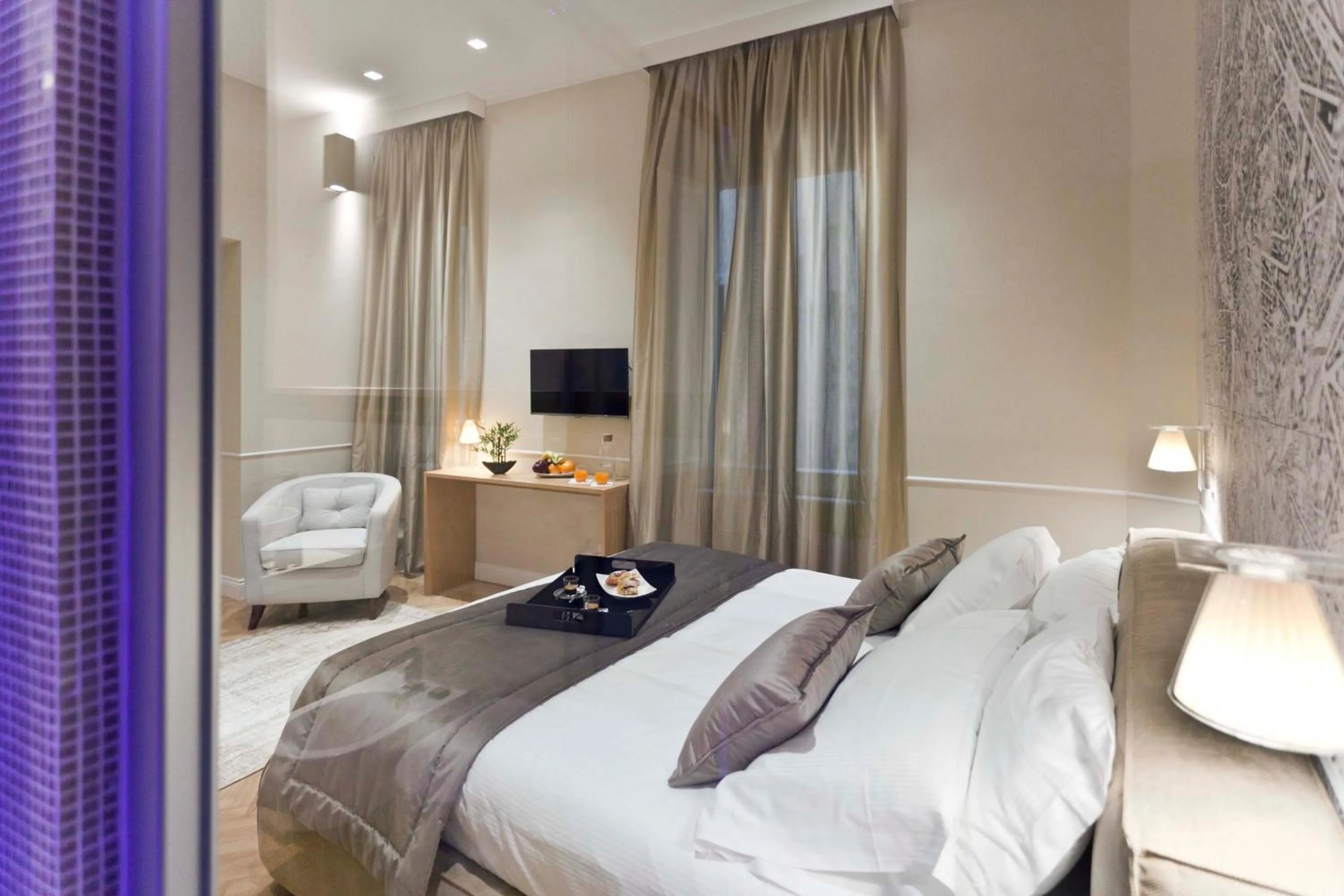 Photo of the whole room, Bed in Vanity Navona