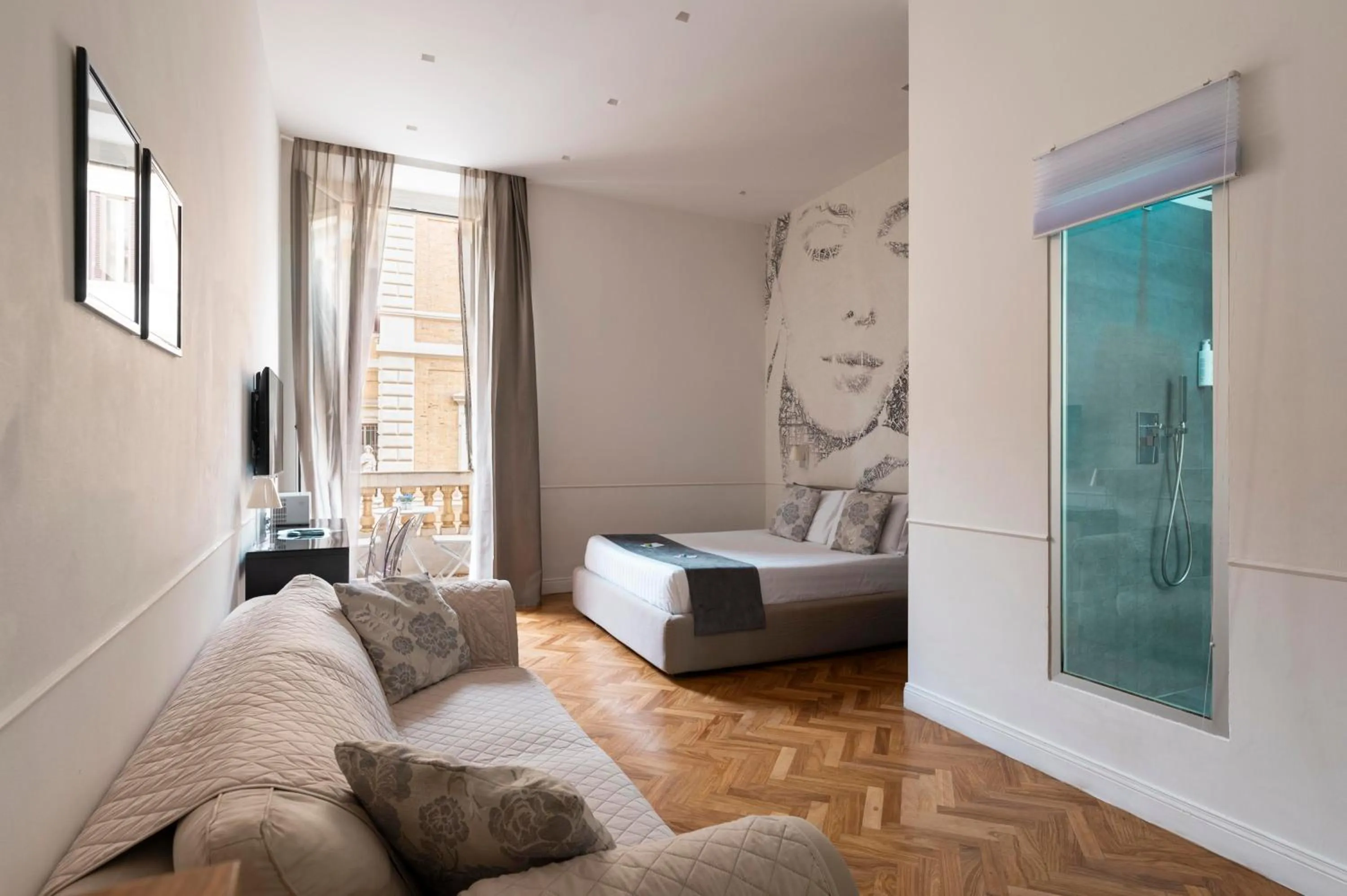 Shower, Bed in Vanity Navona