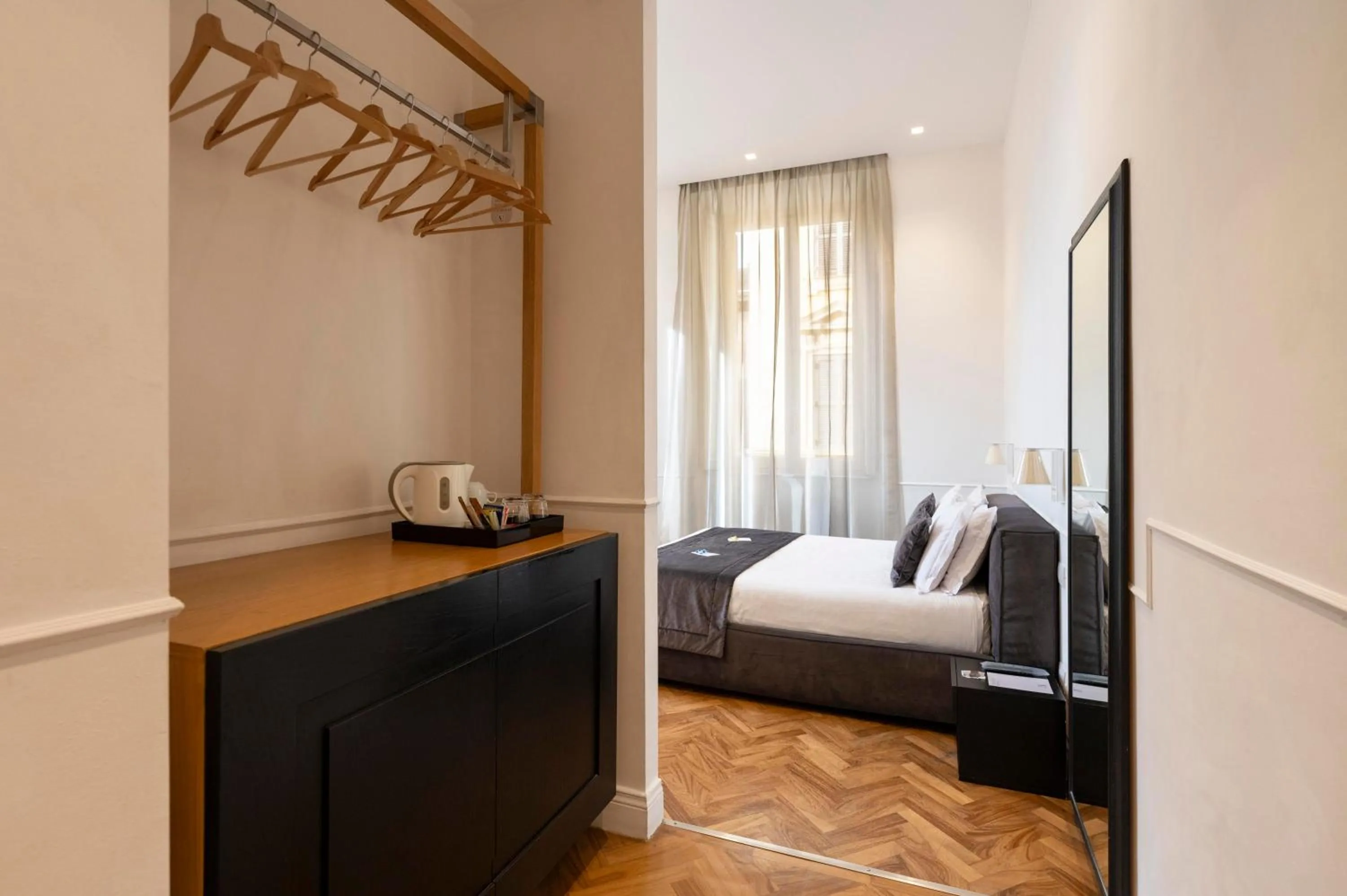 Photo of the whole room, Bed in Vanity Navona