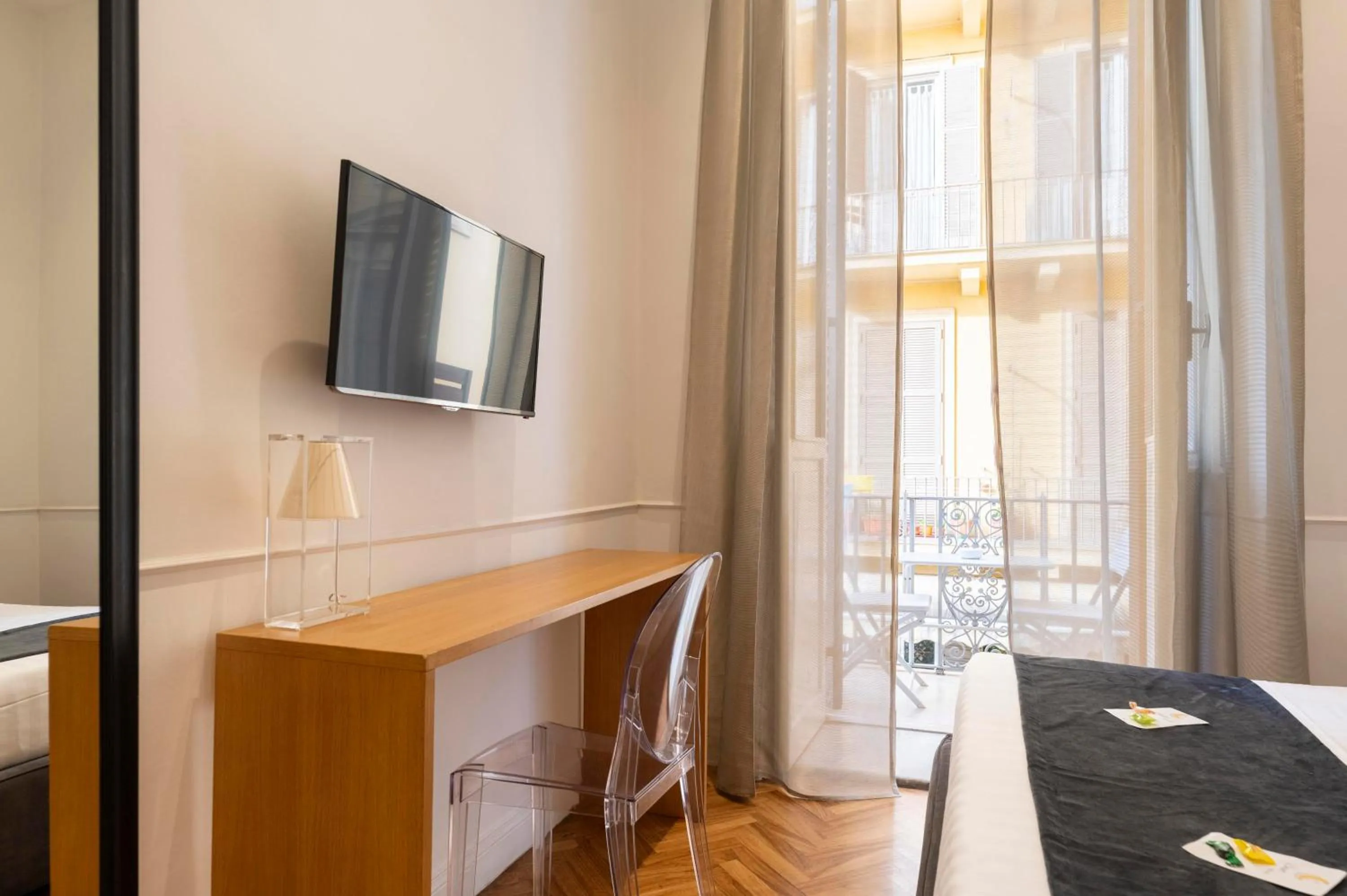 Photo of the whole room, Bed in Vanity Navona