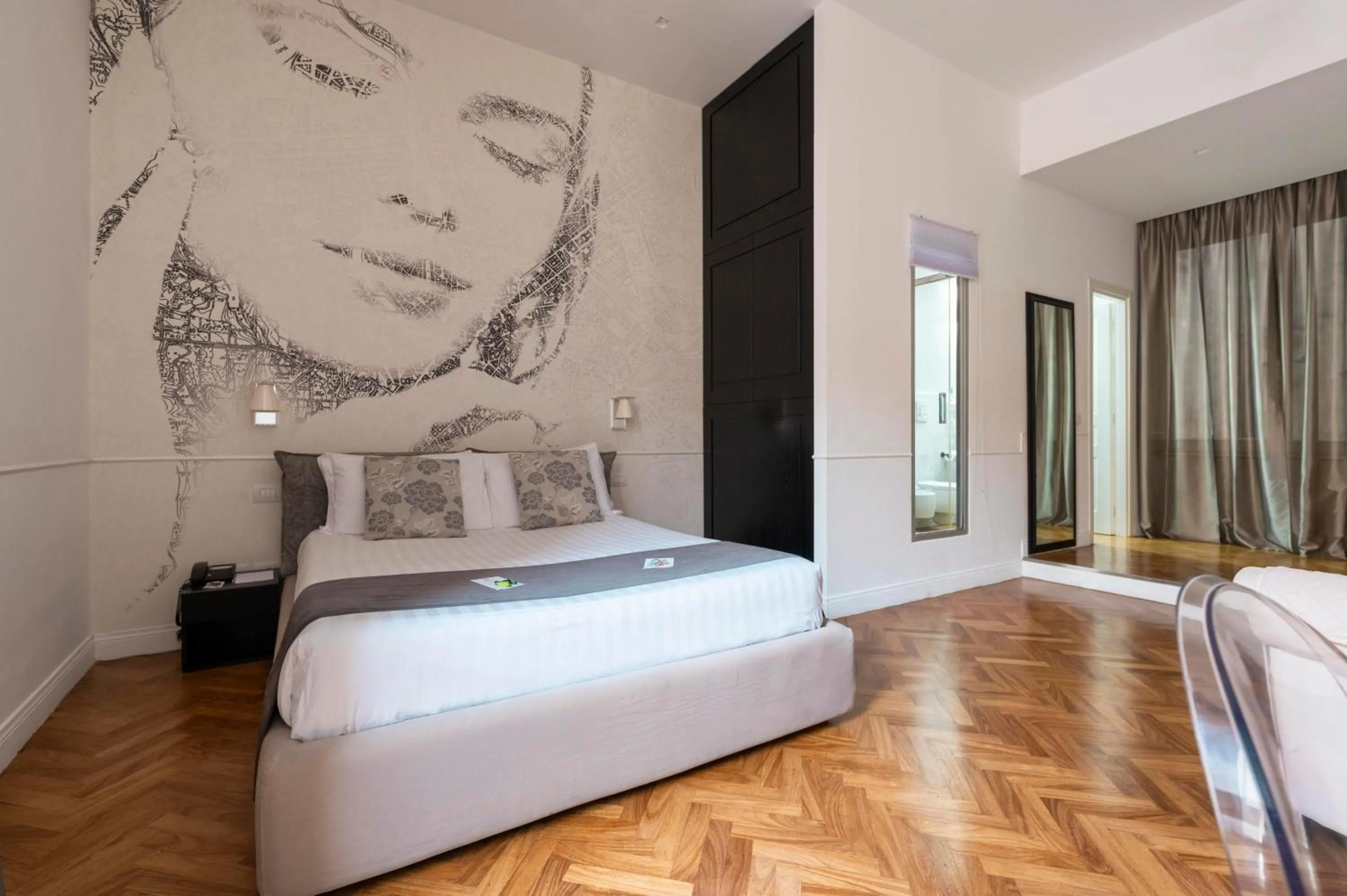 Photo of the whole room, Bed in Vanity Navona