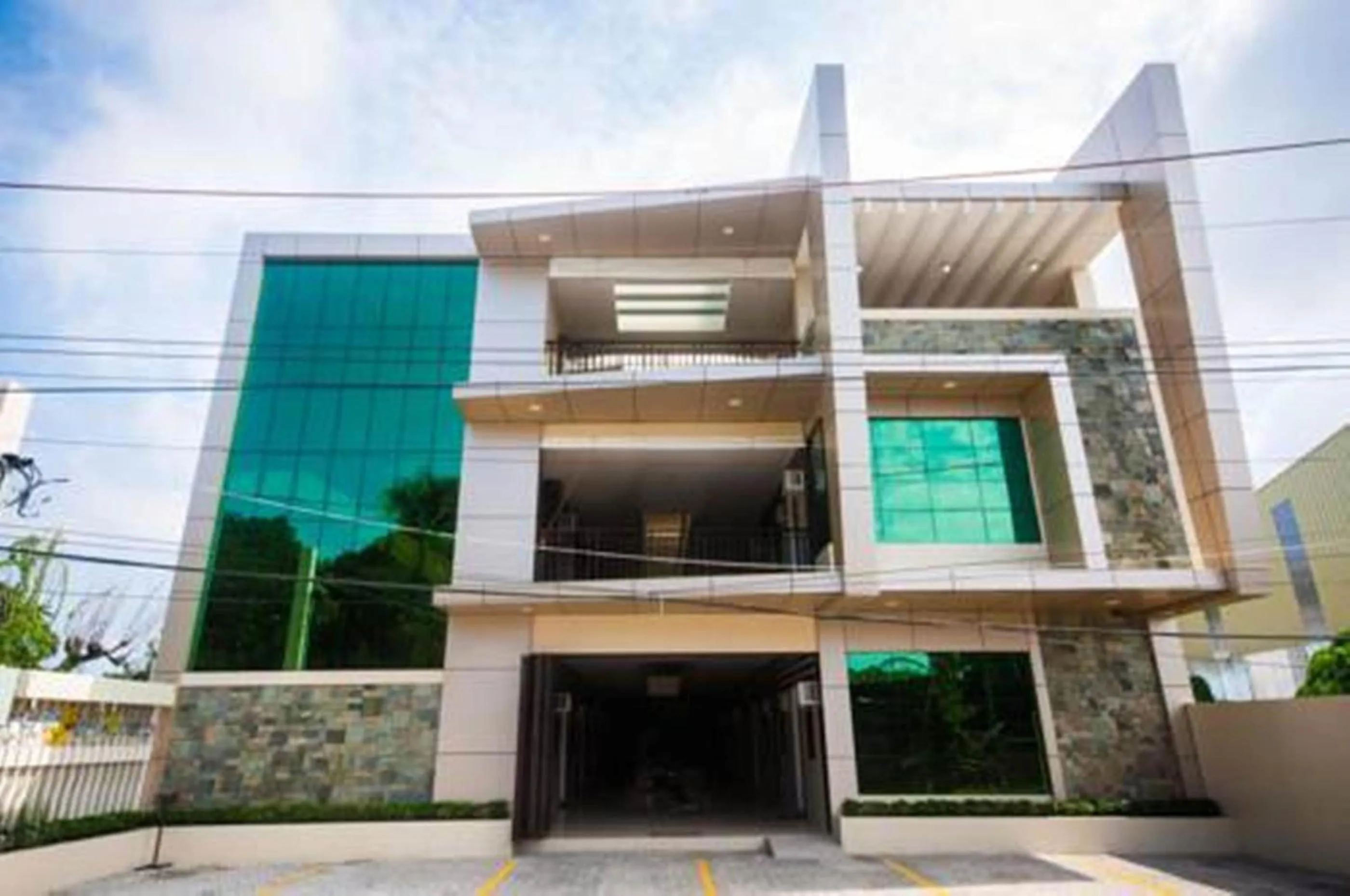 Facade/entrance in NF Suites