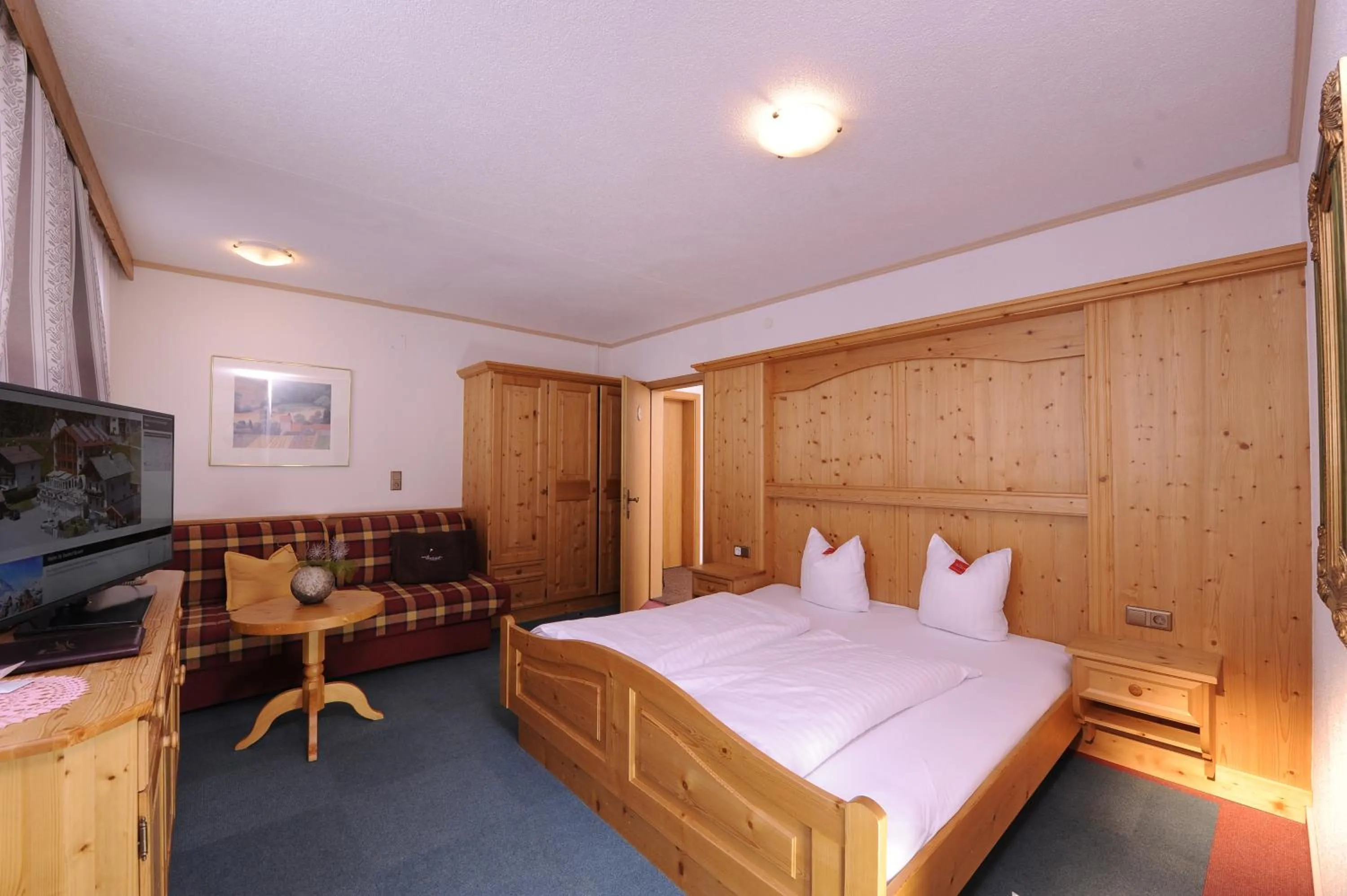 Shower, Bed in Gasthof Burkert