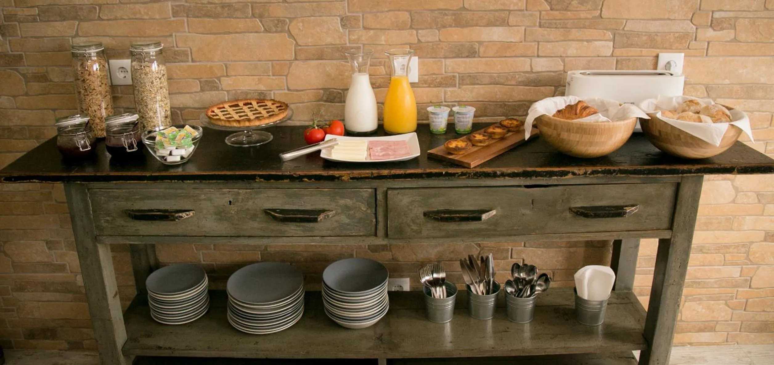 Buffet breakfast in The Globetrotter's Inn